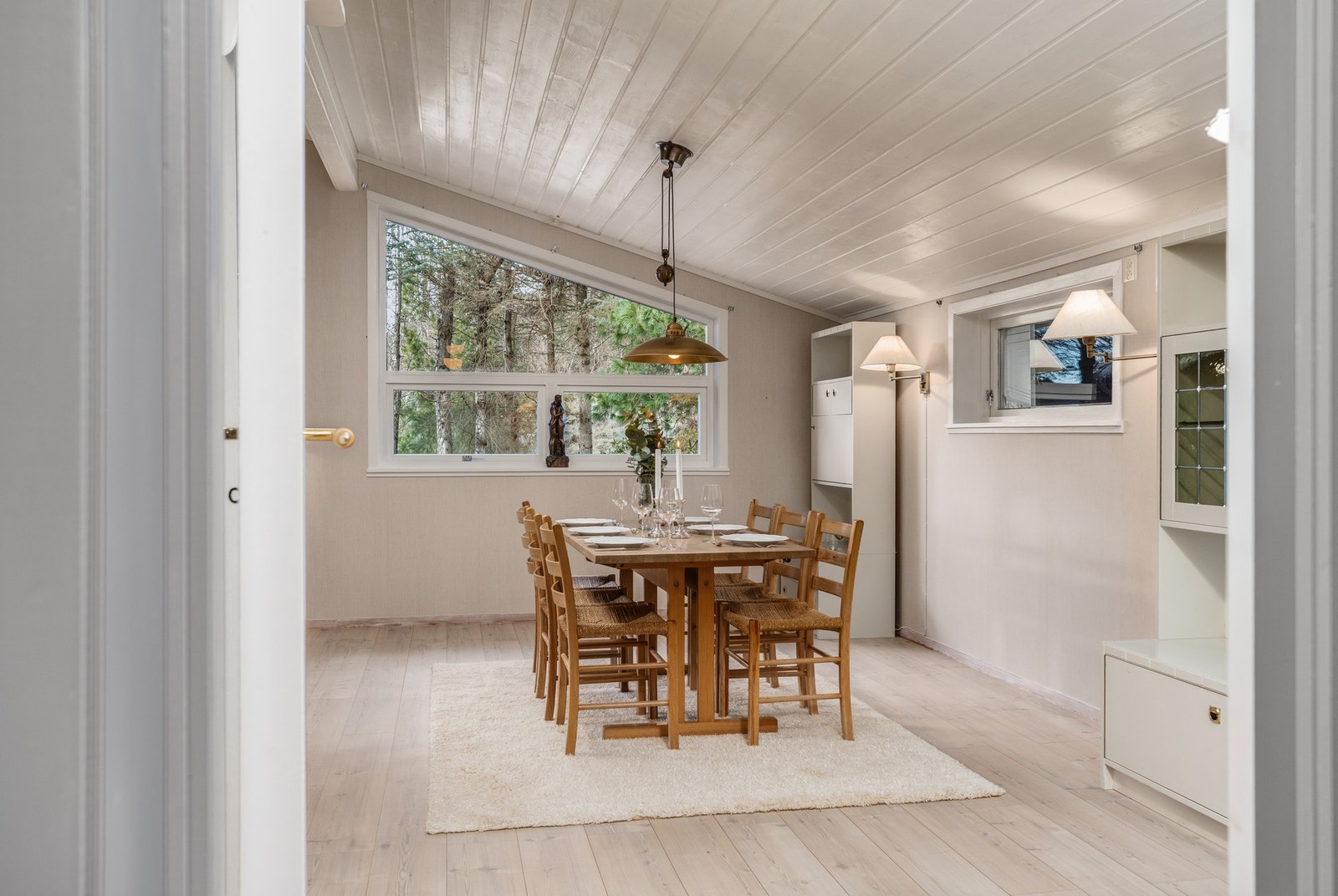 Boligen har to stuer og her er spisestuen. Legg merke til de flotte takvinklene og de pene gulvene. I rommet her finner du også ESWA-gulvvarme. Galleribilde