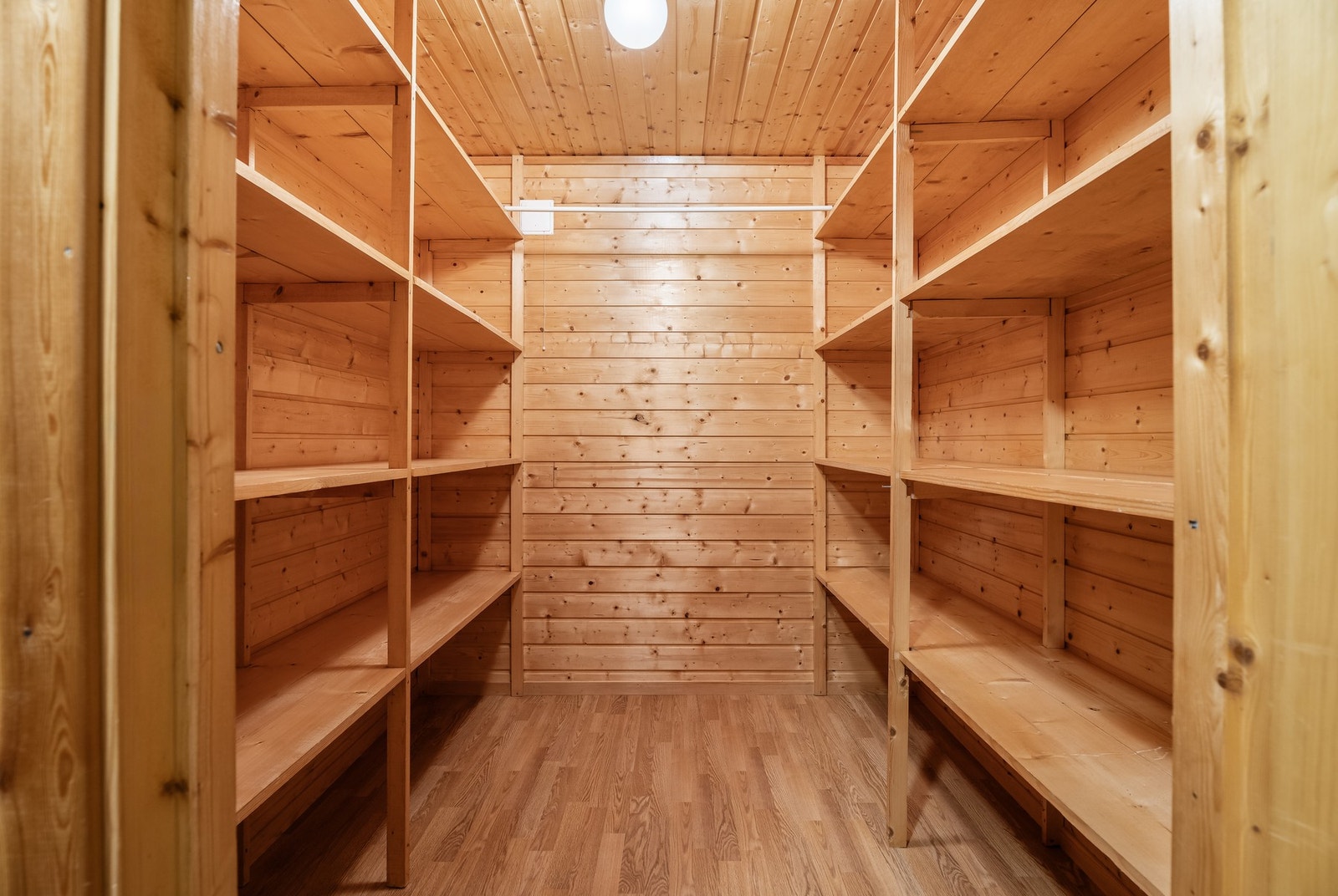 Perfekte oppbevaringsmuligheter i bodene. Legg merke til ventil. Galleribilde