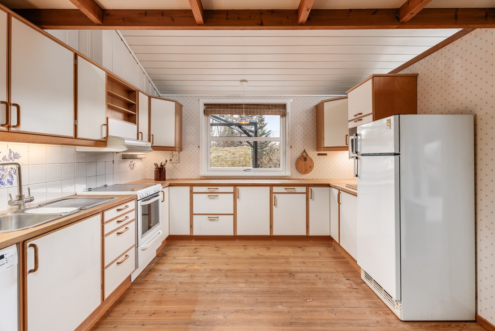 Kjøkkenet har god kapasitet med både skap og benkeplass. Legg merke til de lune tregulvene. Galleribilde