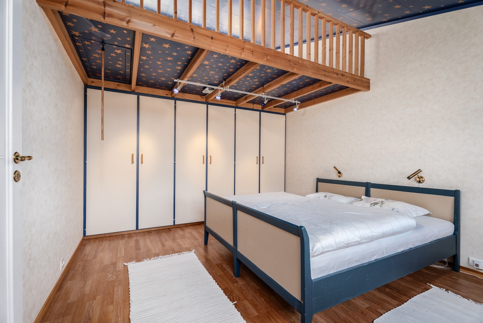 Soverom nr 1, det såkalte stjernerommet har god plass til dobbeltseng og innfelte garderobeløsninger, og hems med tilkomst via luke. 14,7 kvm Galleribilde