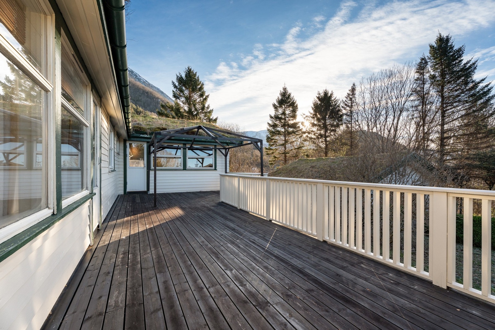 Terrasse mot syd og vest som har tilkomst både fra soverom og fra stue. Her kan du ta middagen om du vil. Galleribilde