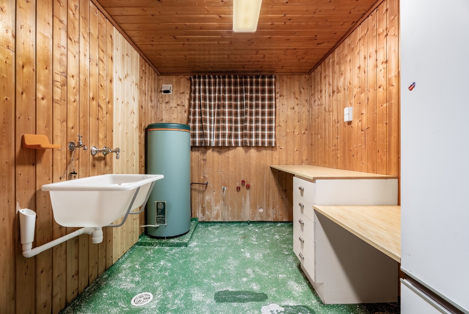 I underetasjen finnes et praktisk vaskerom. Galleribilde