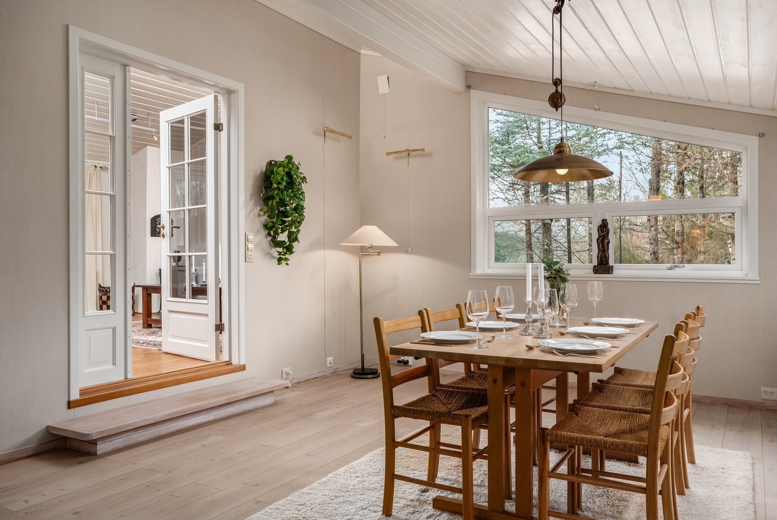 Elegant dør med sidefelt skiller de to stuene og ekstra takhøyde gir rommet et åpent og luftig preg. Galleribilde