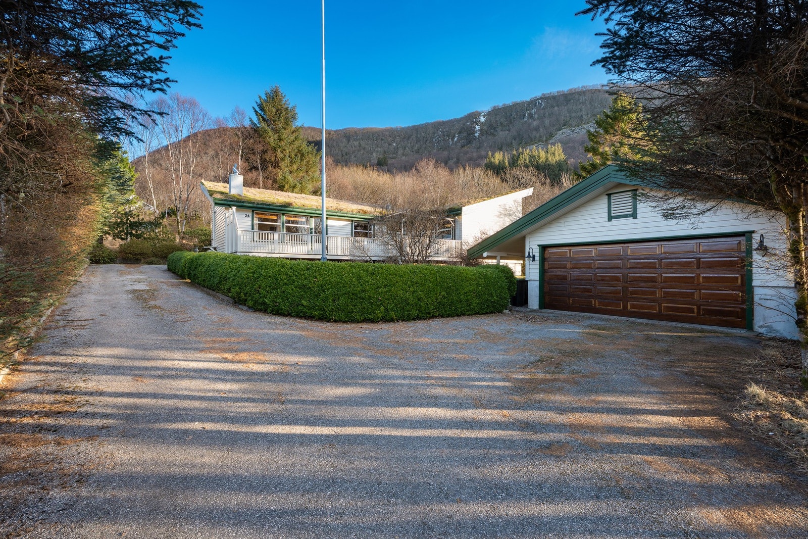 I tillegg til parkering i garasje finnes det parkeringsmulighet i oppkjørselen. Legg merke til hvor flott eiendommen er tilpasset området, tomten og den landlige beliggenheten. Galleribilde