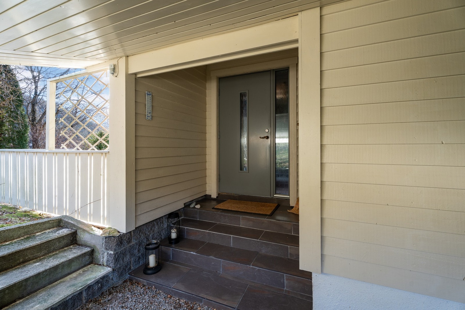 Inngangspartiet er overbygd og i ly for vær og vind. Galleribilde