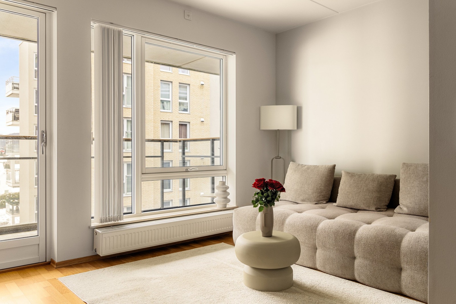 Trestavs parkett og hvitmalte vegger er gjennomgående og gir et helhetlig uttrykk. Galleribilde