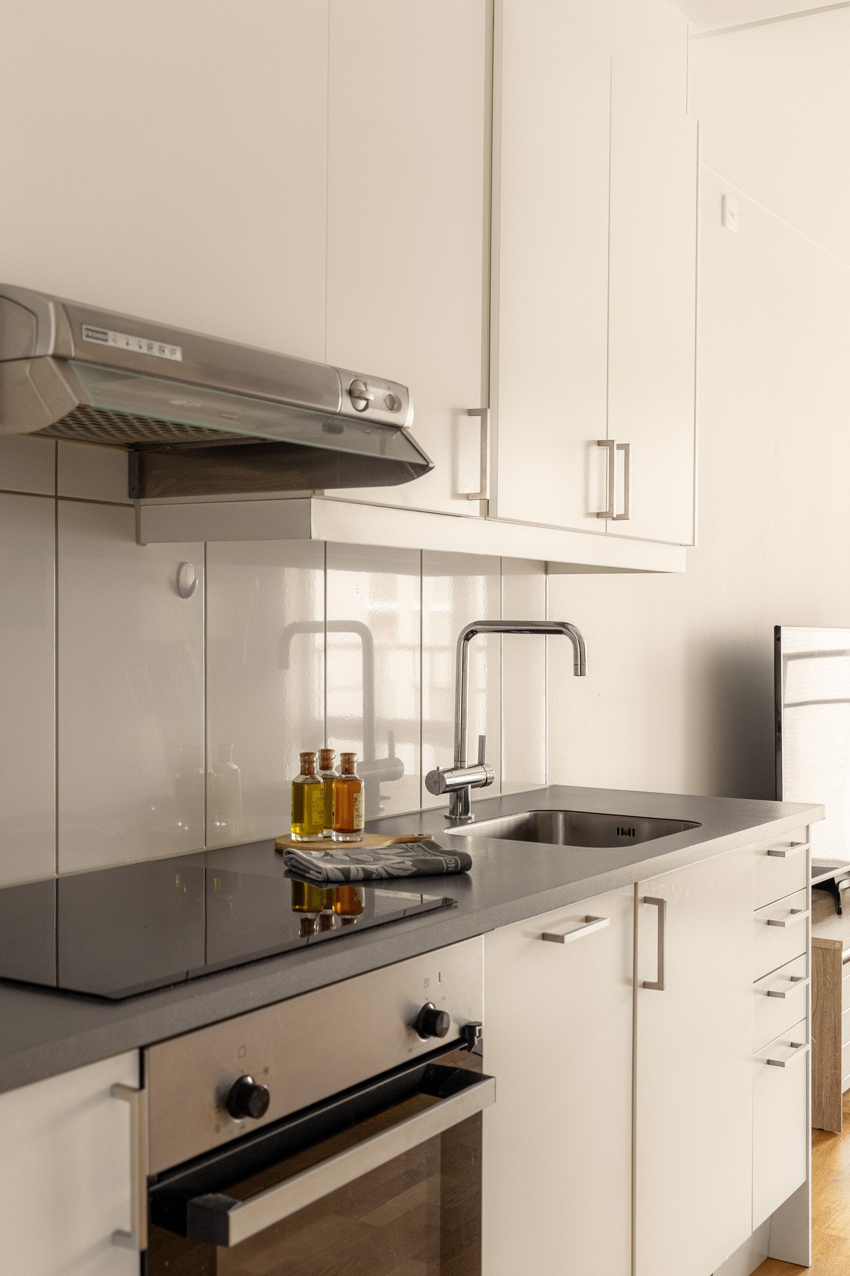 Kjøkkenet har lyse, glatte fronter og laminert benkeplate med nedfelt kum og ettgreps armatur. Galleribilde