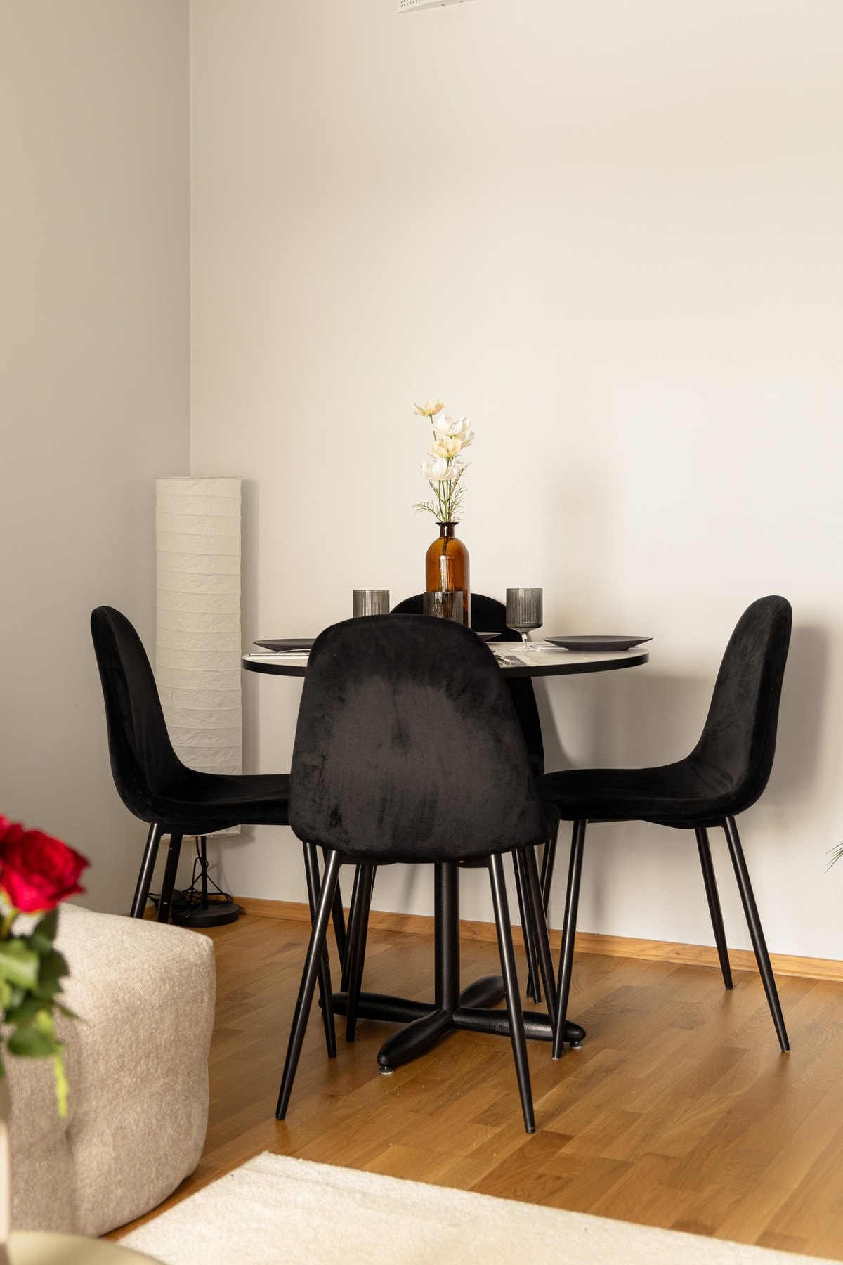 I tilknytning til stuen er det en praktisk sovealkove som i dag er innredet som spisestue. Galleribilde