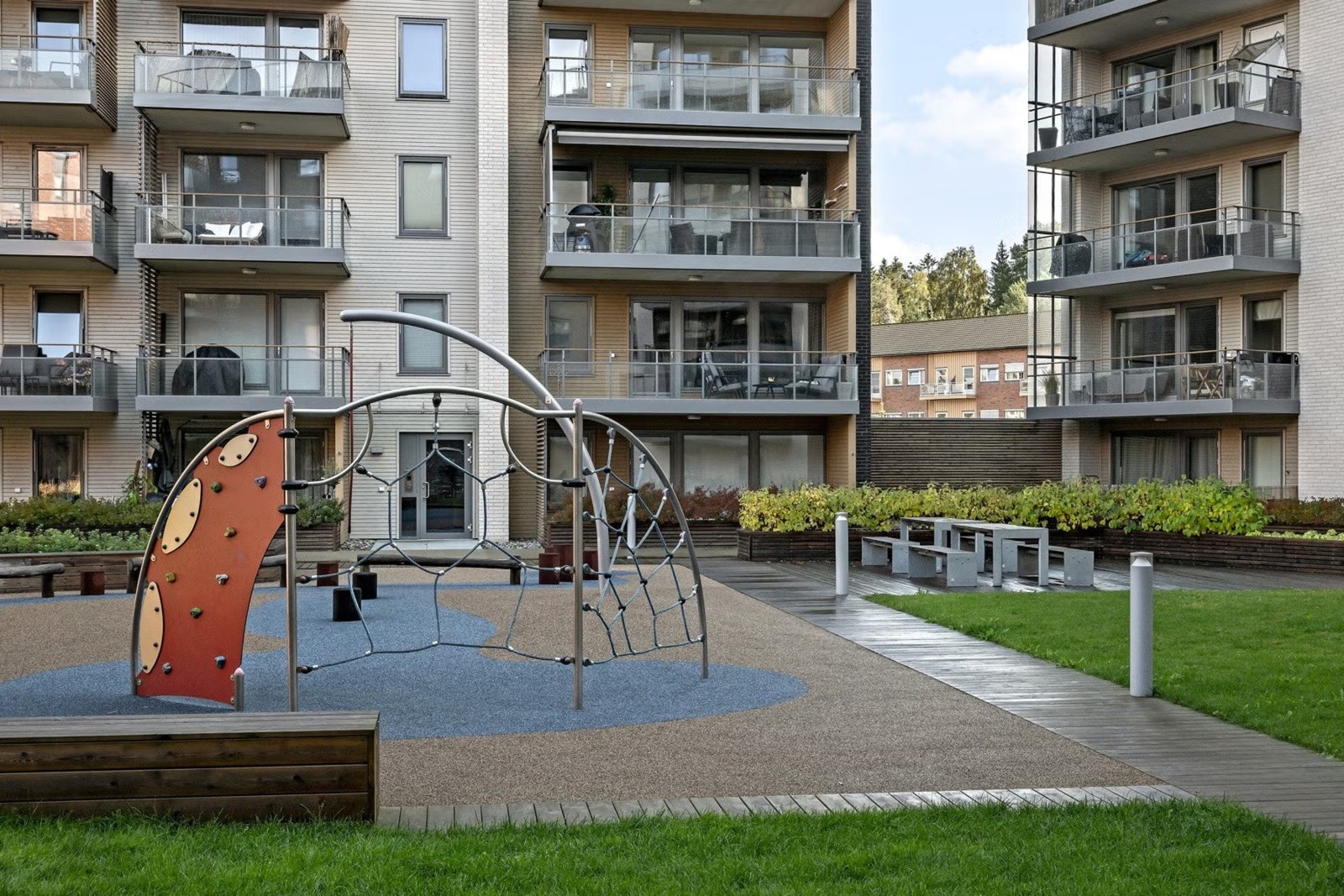 Felles tomt opparbeidet med blant annet støpte veier og trapper, internstier, lekeplass, sittegrupper, plenarealerog andre forskjellige beplantninger. Galleribilde