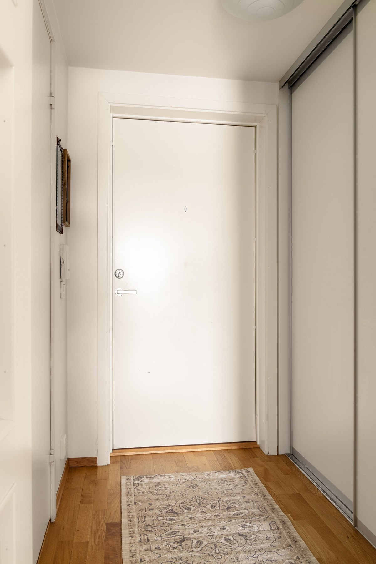 Leiligheten ligger i byggets femte etasje og har adkomst via heis. Galleribilde