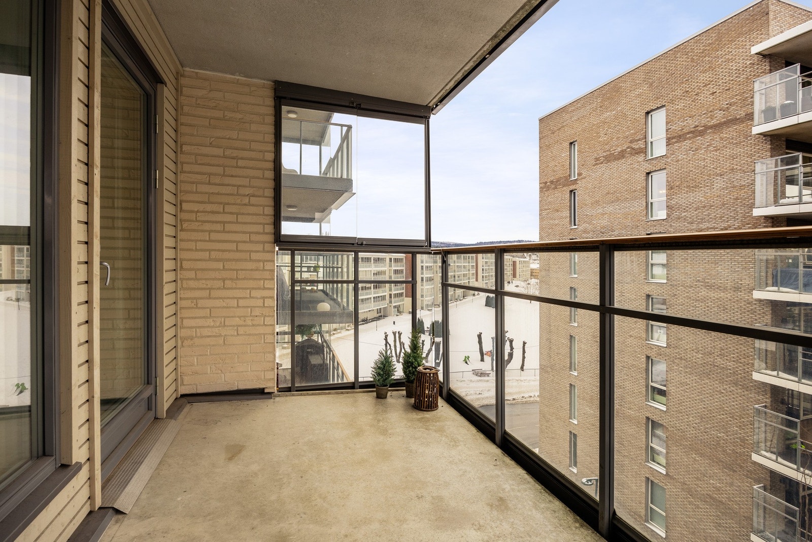 Balkongen er et nydelig tilskudd til leiligheten og gir en hyggelig forlengelse av stuen i de varmere månedene. Galleribilde