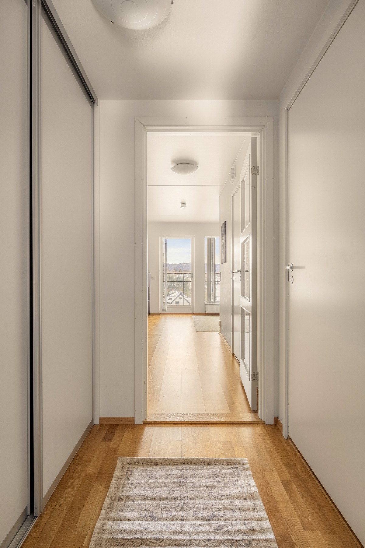 Entréen gir et innbydende og praktisk førsteinntrykk, i tråd med resten av leiligheten. Galleribilde