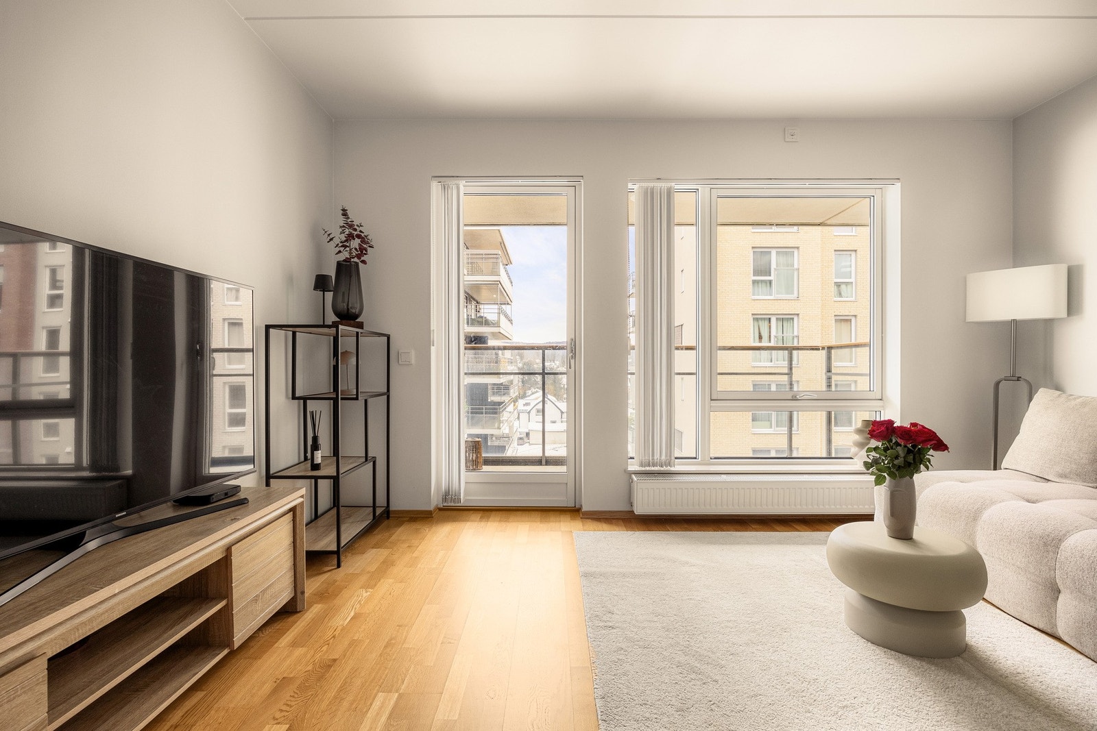 Stuen fremstår lys og luftig med gode vindusflater og glassdør ut mot balkongen. Galleribilde