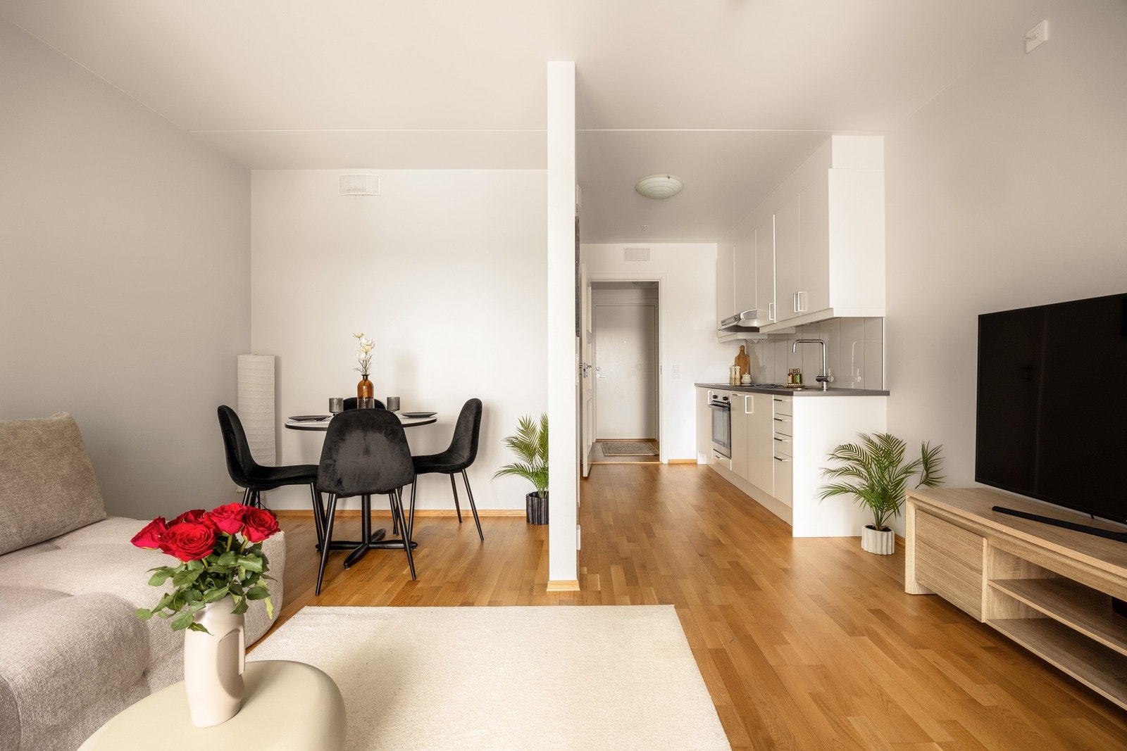 Rommet har en avlang utforming som gir naturlig plass til både sofagruppe, TV-løsning og spiseplass. Galleribilde