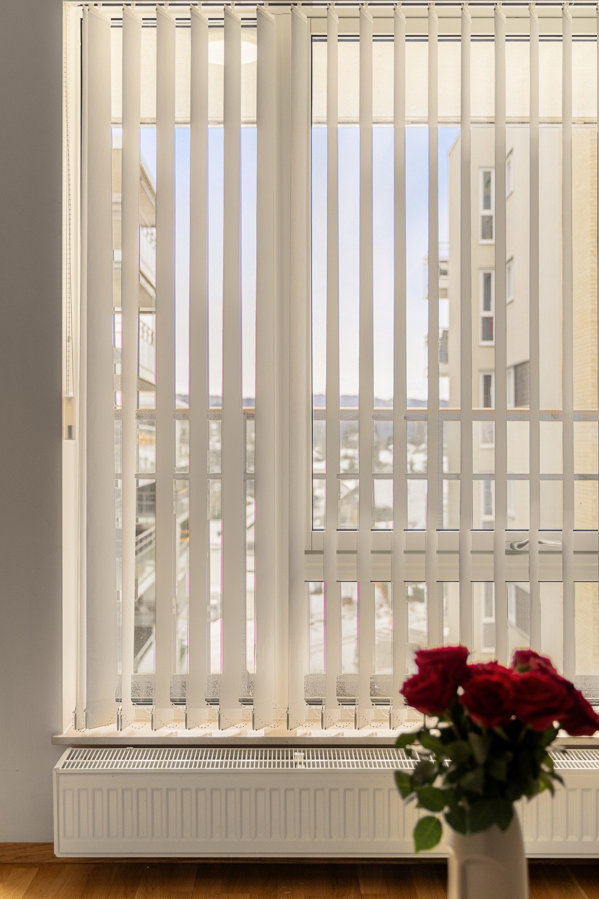 Plisségardiner gir et mykt uttrykk i rommet og gjør det enkelt å regulere både innsyn og lysinnslipp etter behov. Galleribilde