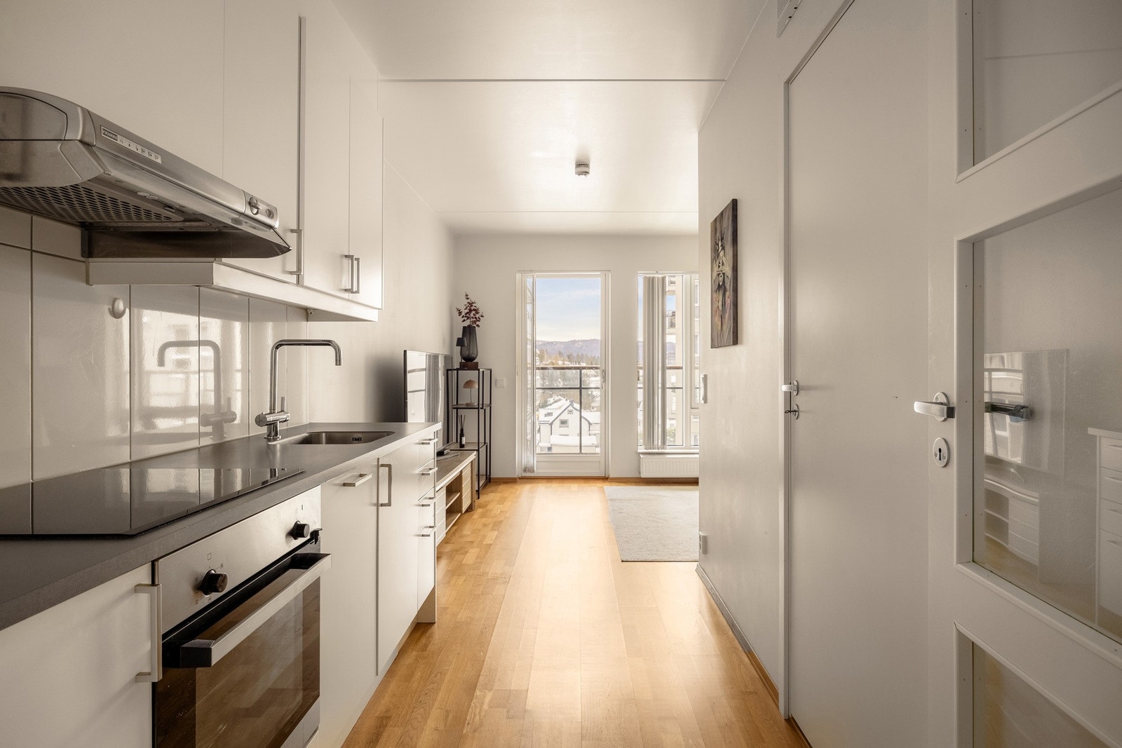 Praktisk åpen kjøkkenløsning med stilren innredning fra byggeåret 2019. Galleribilde