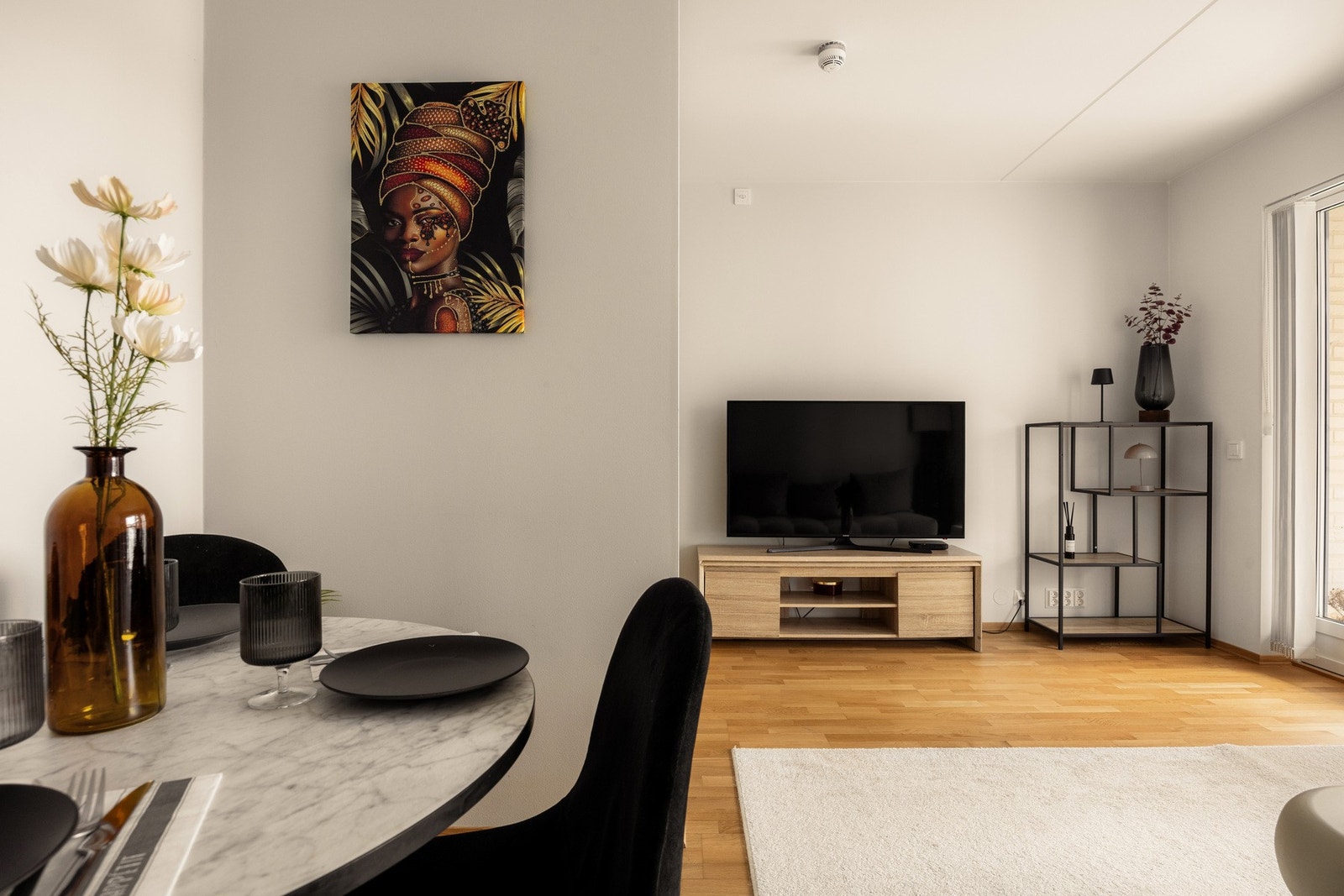 Velkommen til denne smarte og moderne 1-roms selveier leiligheten fra 2019 med sovealkove. Galleribilde