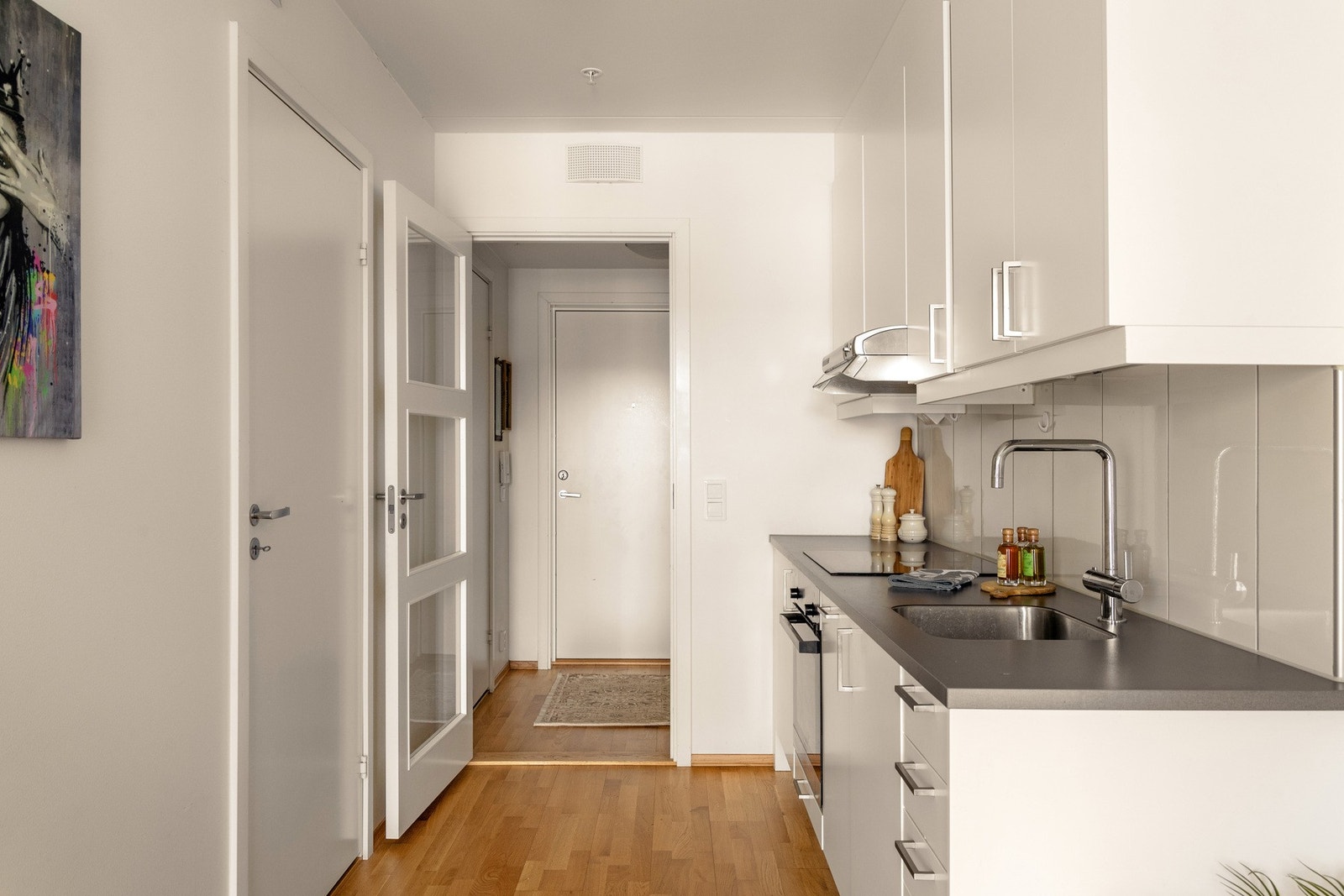 Ventilator er integrert i overskap og kjøkkenet er utstyrt med komfyrvakt og automatisk vannstopper med fuktsensor. Galleribilde