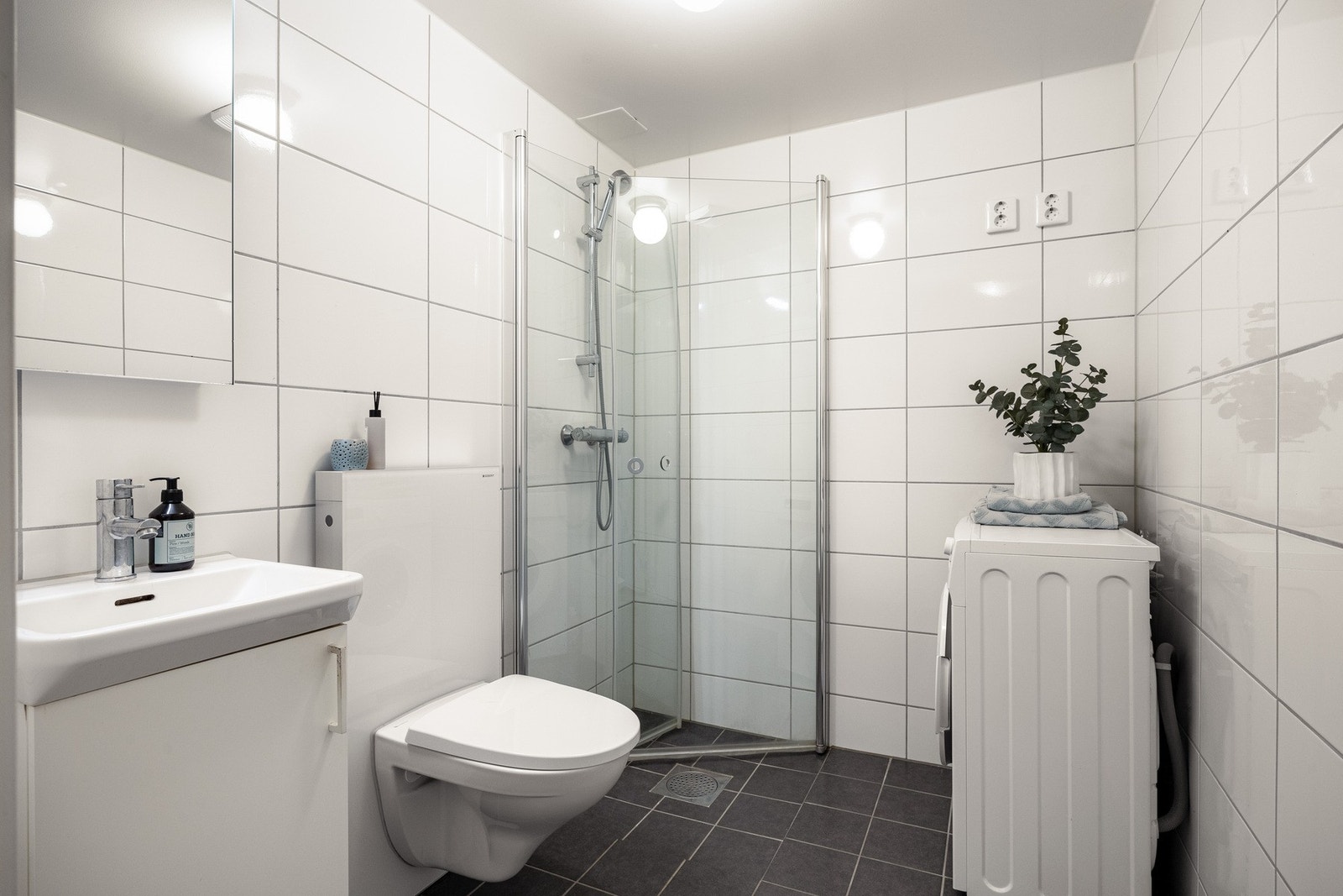 Flislagt baderom fra byggeåret 2019 med gulvvarme og flislagte vegger. Galleribilde