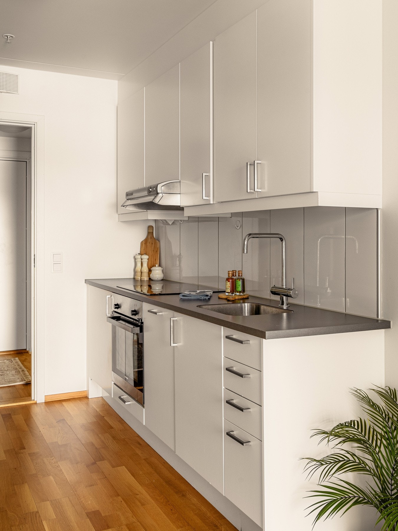 Hvitevarene er integrert og består av stekeovn, platetopp, oppvaskmaskin og kjøleskap. Galleribilde