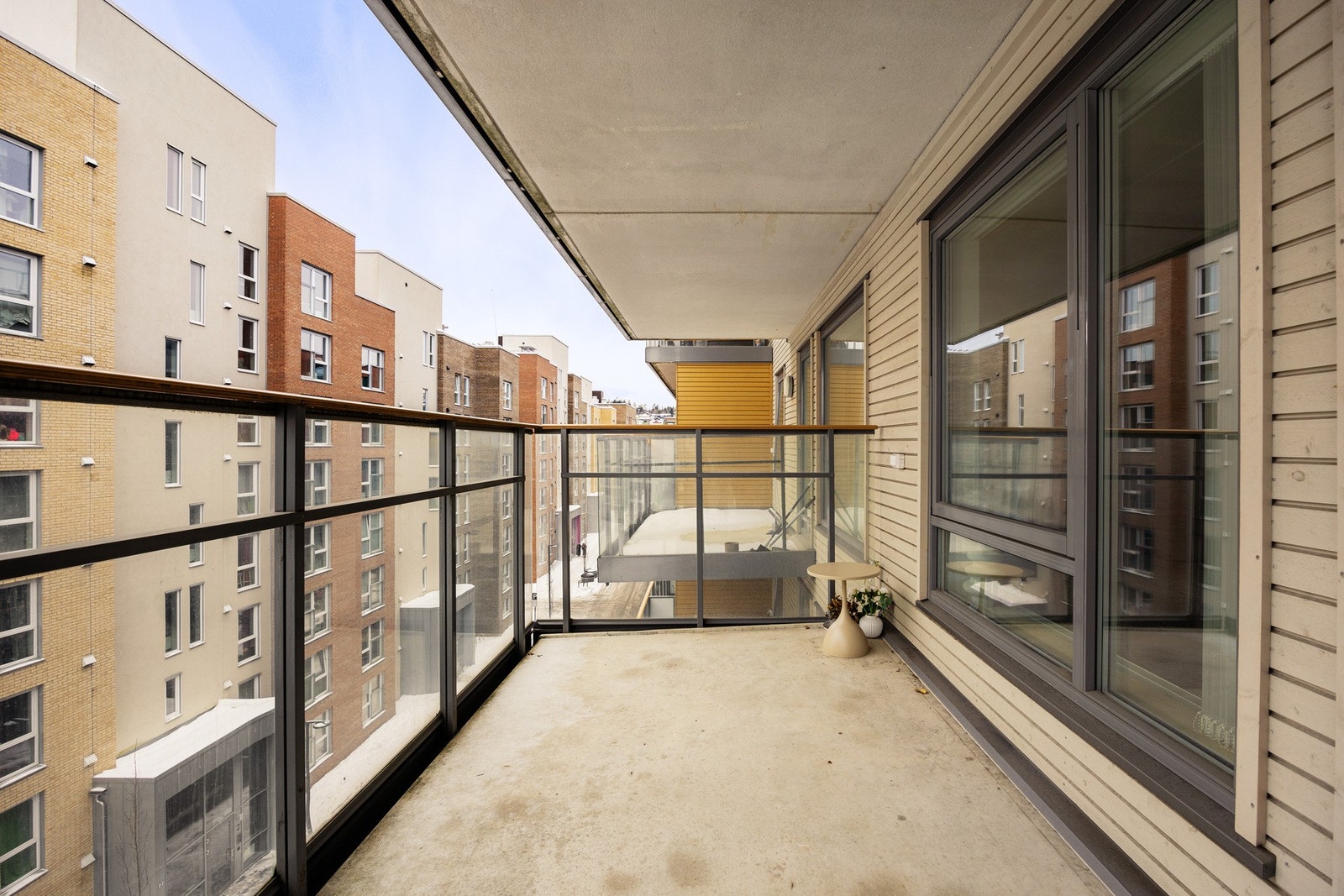 Fra stuen er det utgang til balkong på ca. 9 m², utstyrt med utebelysning og utvendig stikkontakt. Galleribilde