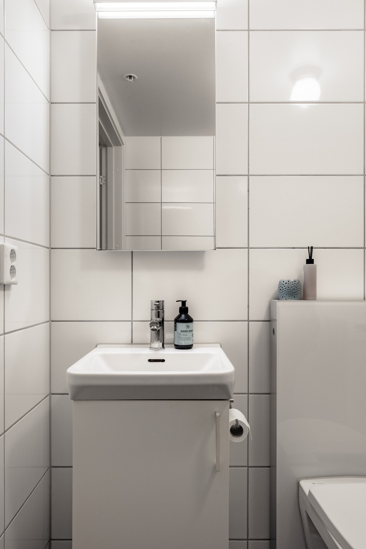 Badet har vegghengt servantinnredning med speil og belysning, som gir et moderne og praktisk uttrykk. Galleribilde