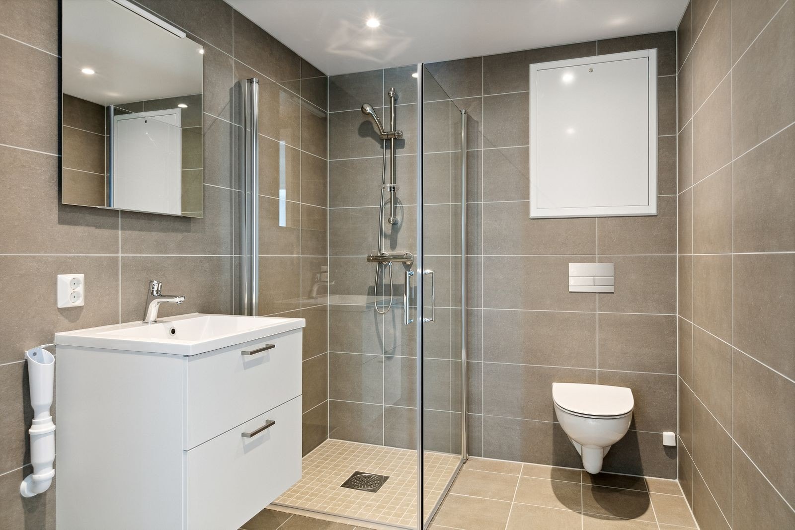 Pent flislagt bad med varme i gulv og opplegg for vaskemaskin. Galleribilde