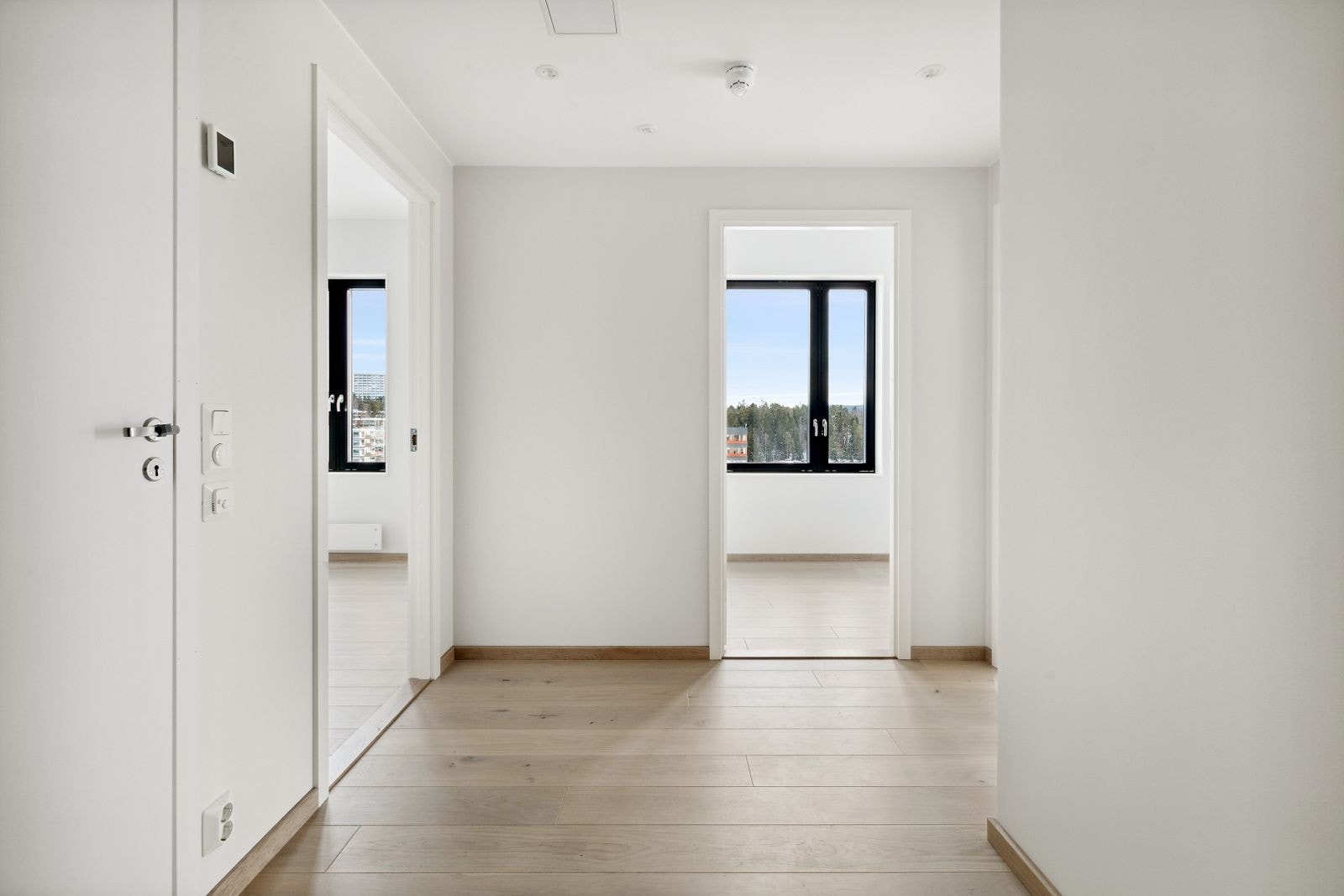 Romslig entré som tar deg til alle rom. Galleribilde