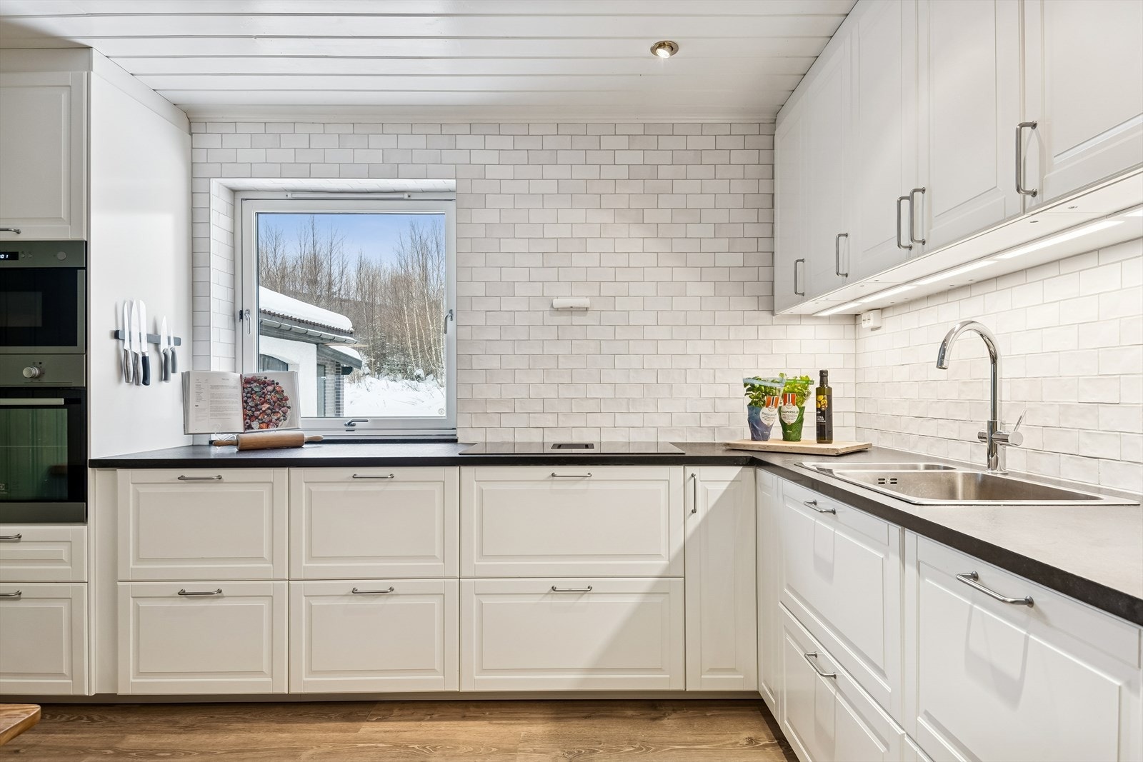 Kokesonen har en ventilator integrert i platetoppen for et rent og moderne uttrykk. Galleribilde