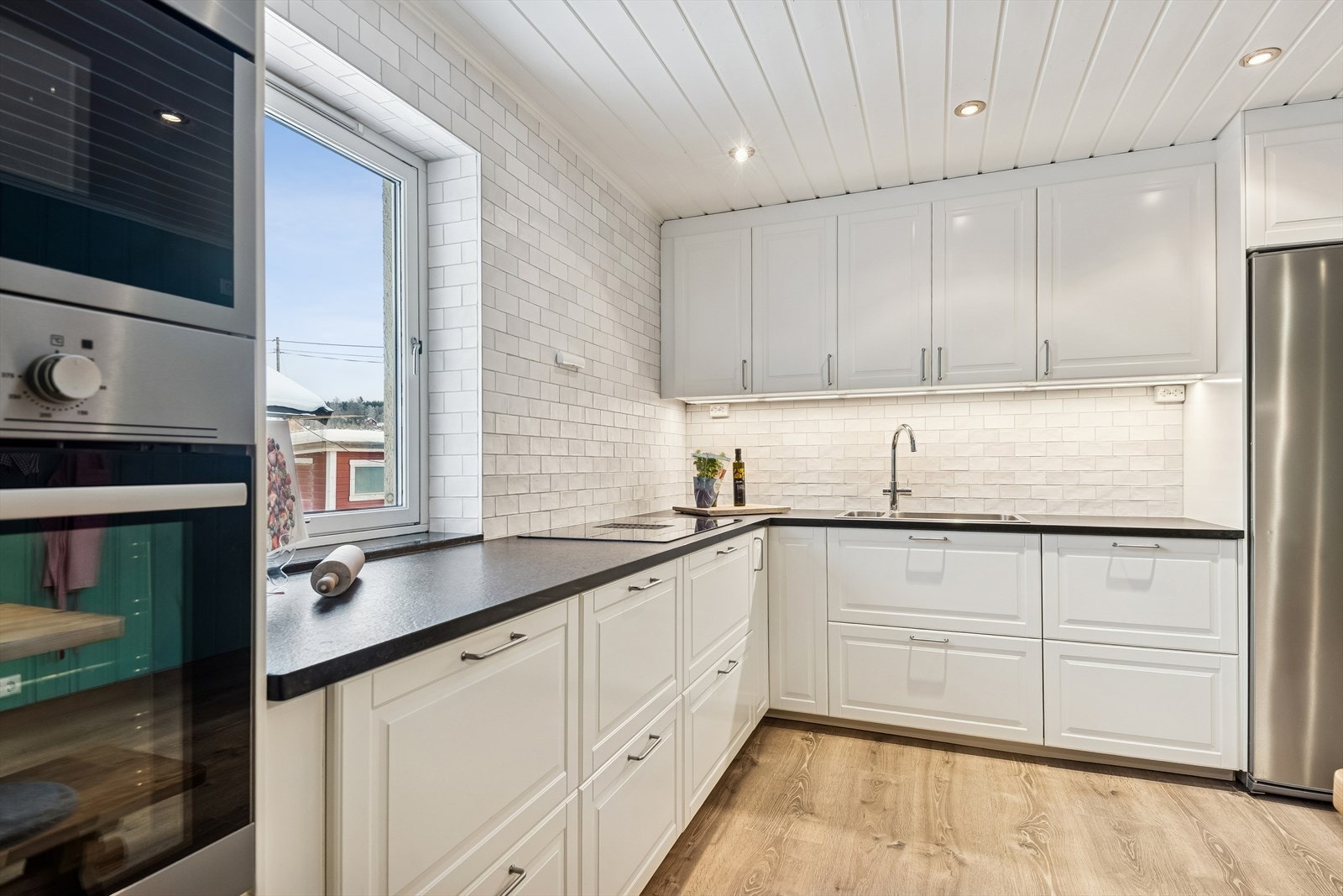 Innredningen har profilerte fronter og rikelig med skap- og benkeplass. Galleribilde