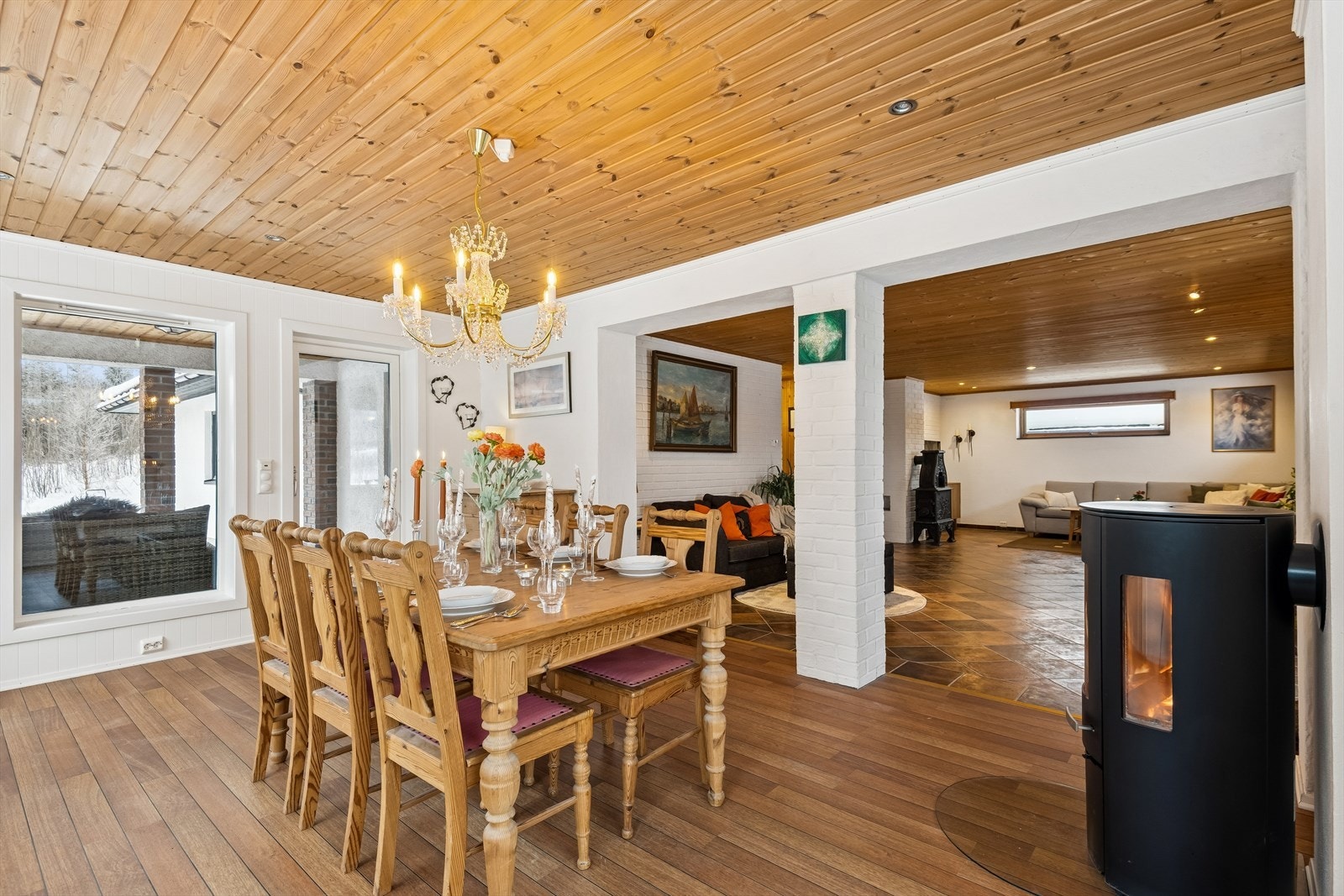 Fra spisestuen er det utgang til den overbygde terrassen. Galleribilde