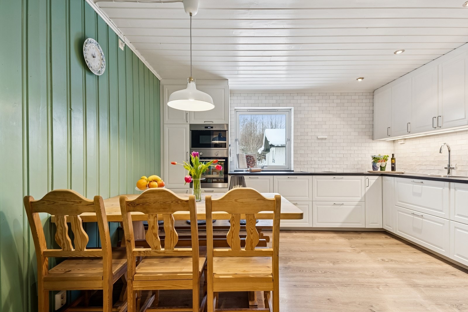 Kjøkkenet ble oppgradert i 2021 og har en praktisk spiseplass for hverdagsmåltider. Galleribilde