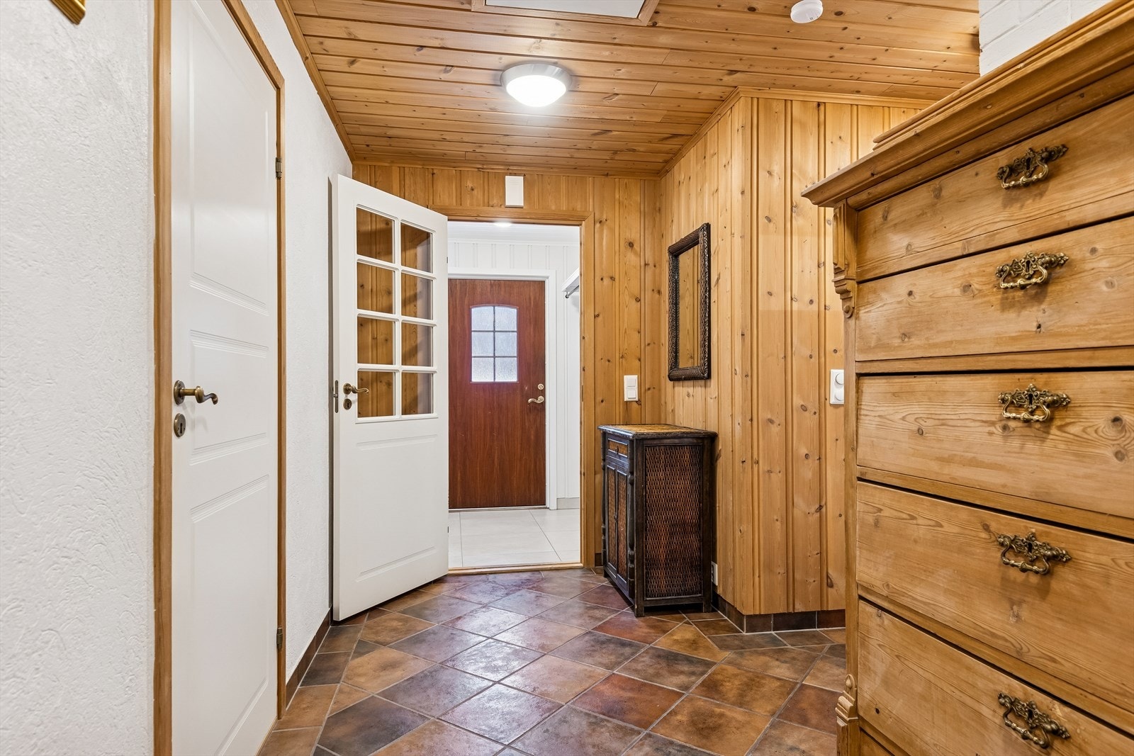 Velkommen inn! Fra vindfanget kommer du inn i en gang som binder boligens rom sammen. Galleribilde