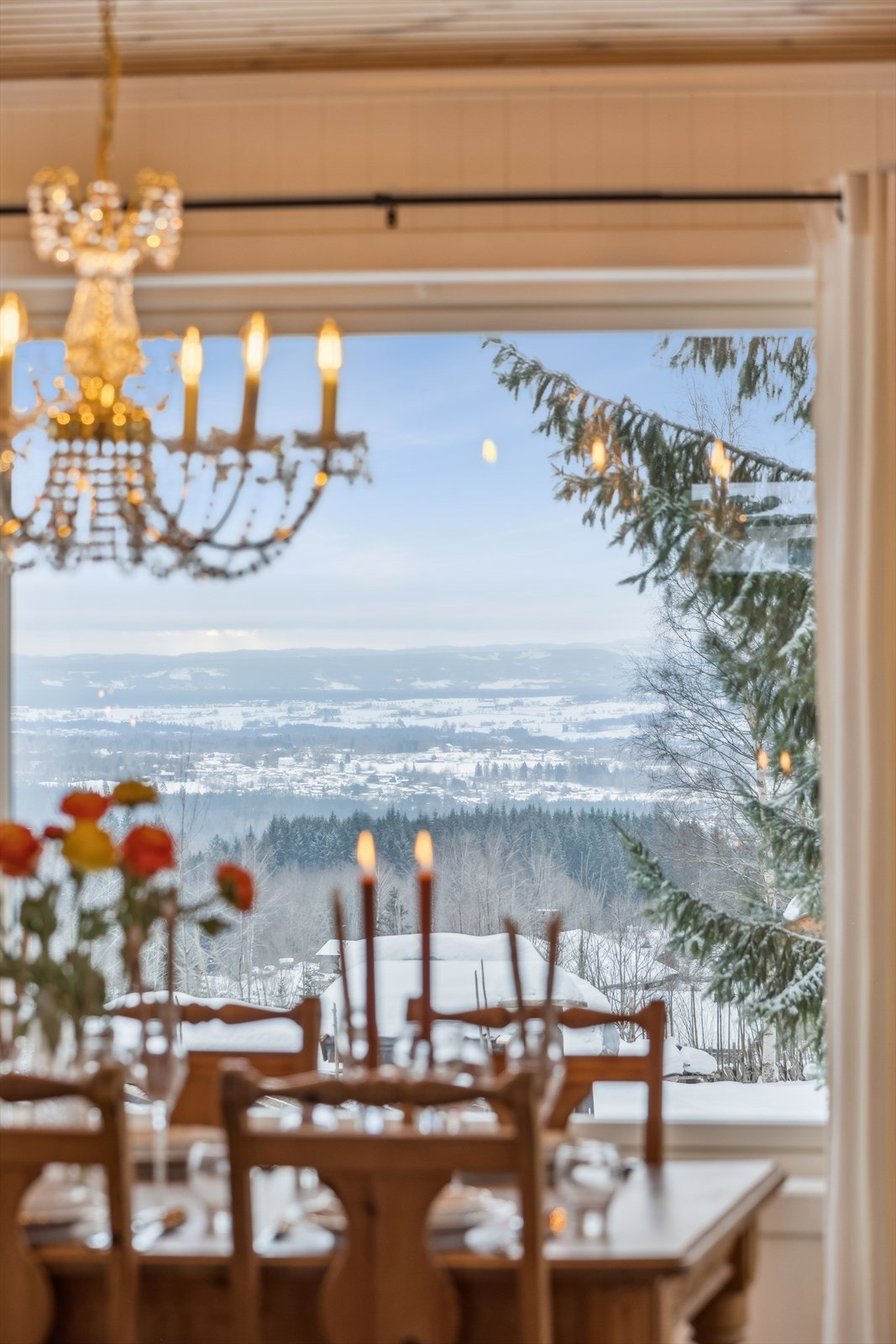 Vinduene i spisestuen rammer inn utsikten over det omkringliggende landskapet. Galleribilde