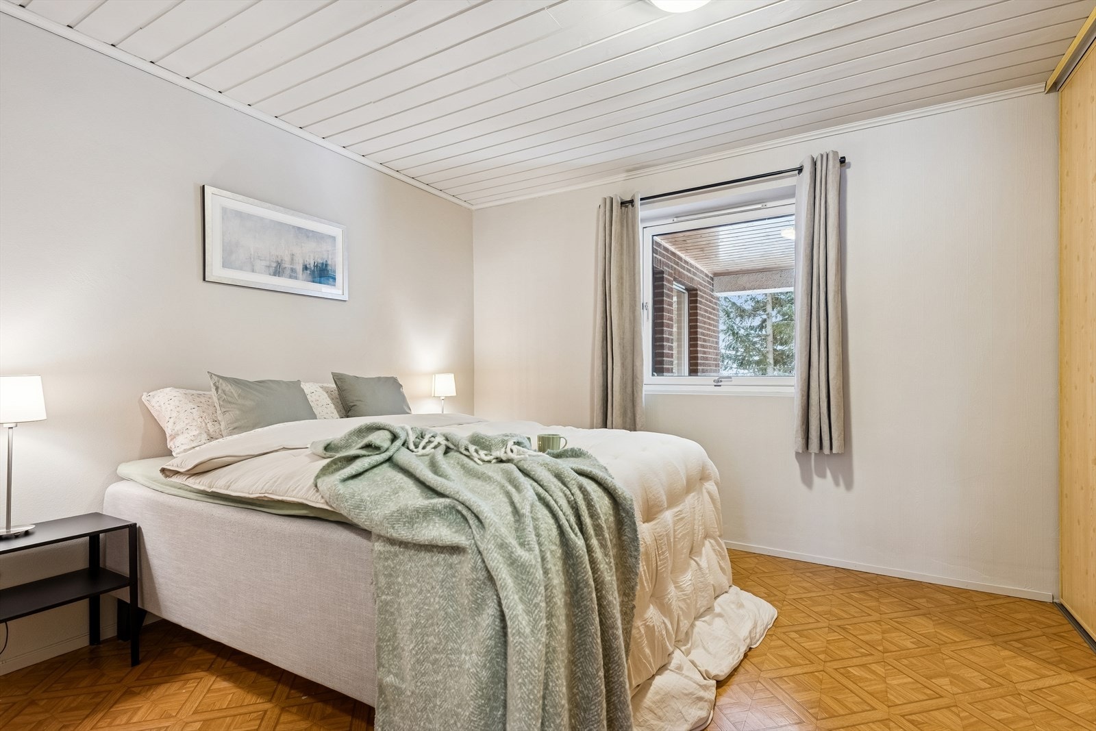 Boligen har tre soverom. Her er hovedsoverommet med god plass til dobbeltseng. Galleribilde