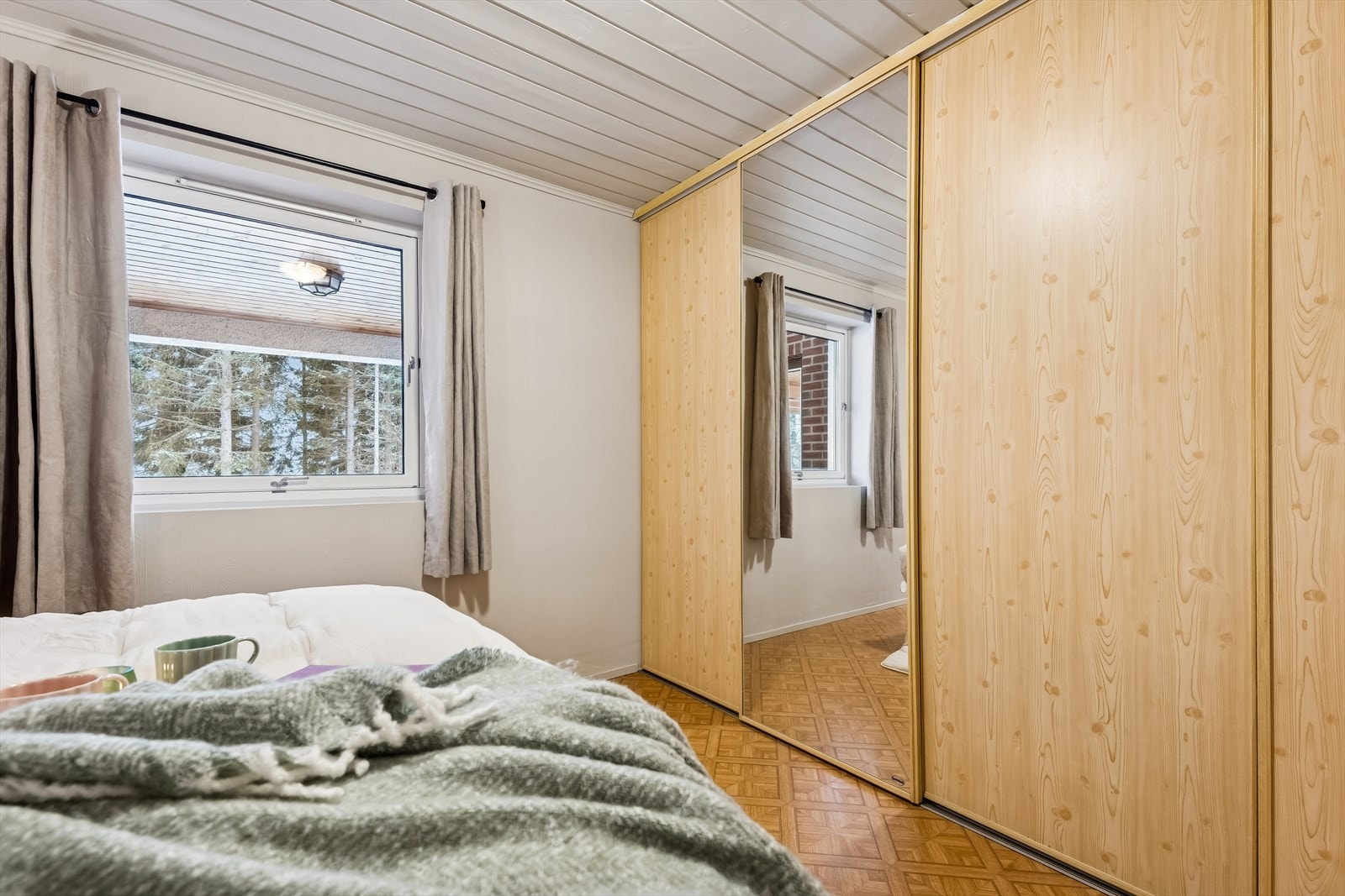 Hovedsoverommet har en stor skyvedørsgarderobe med speilfronter. Galleribilde