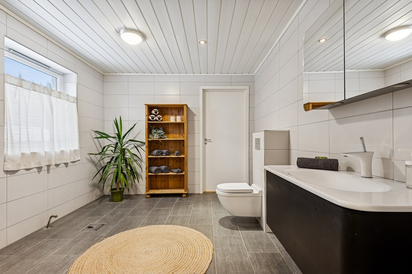 Badet er romslig og utstyrt med innredning med nedfelt servant. Galleribilde