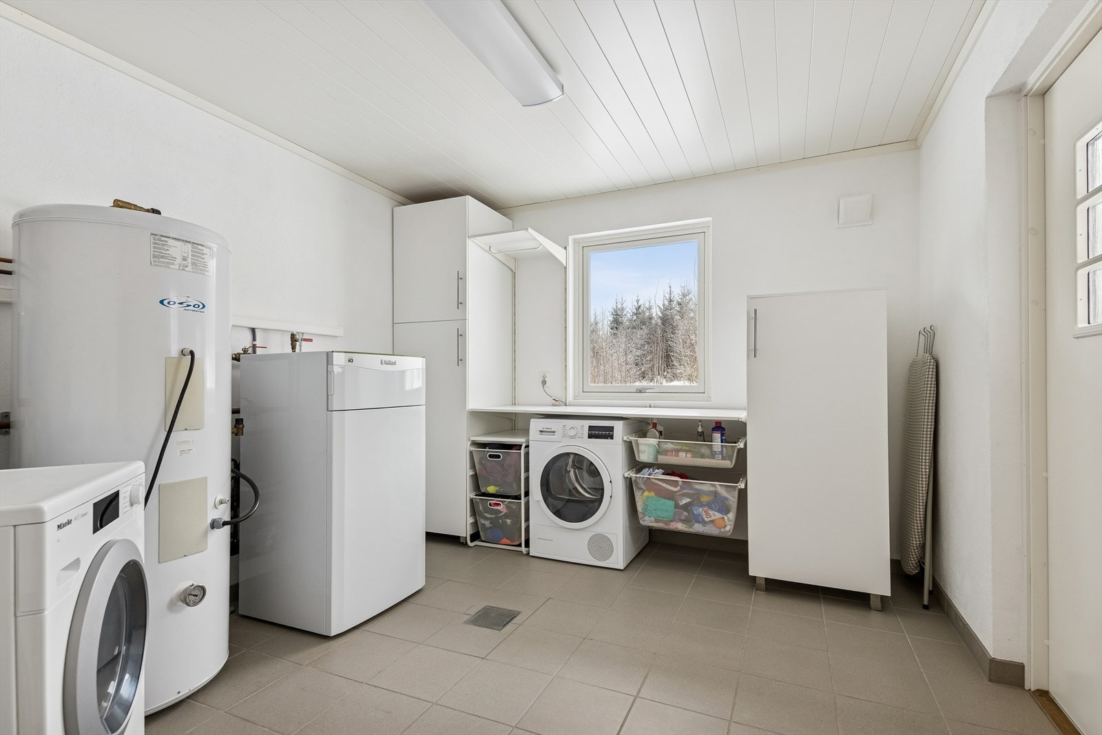 Praktisk teknisk rom fra 2015 med opplegg for vaskemaskin og boligens bergvarmepumpe. Separat inngang. Galleribilde