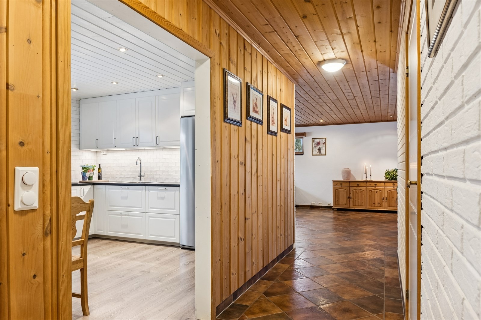 Fra kjøkkenet er det enkel adkomst videre til boligens stue og gang. Galleribilde