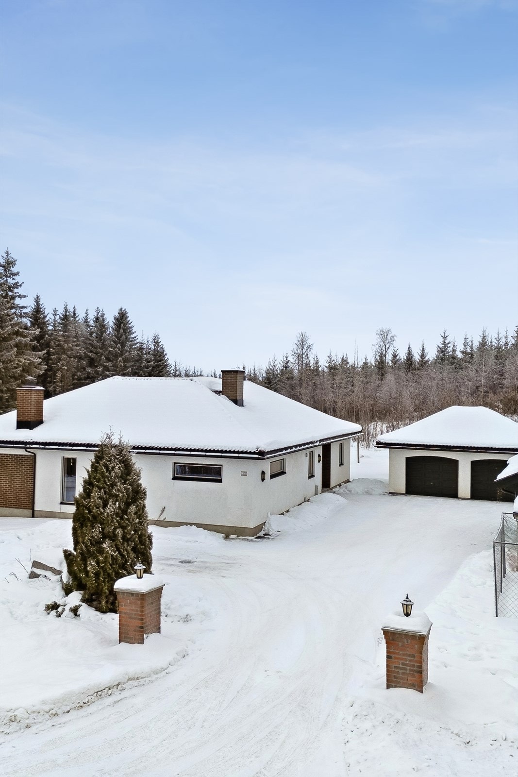 Enebolig fra 1998 med dobbelgarasje og separat uthus på en romslig tomt. Galleribilde