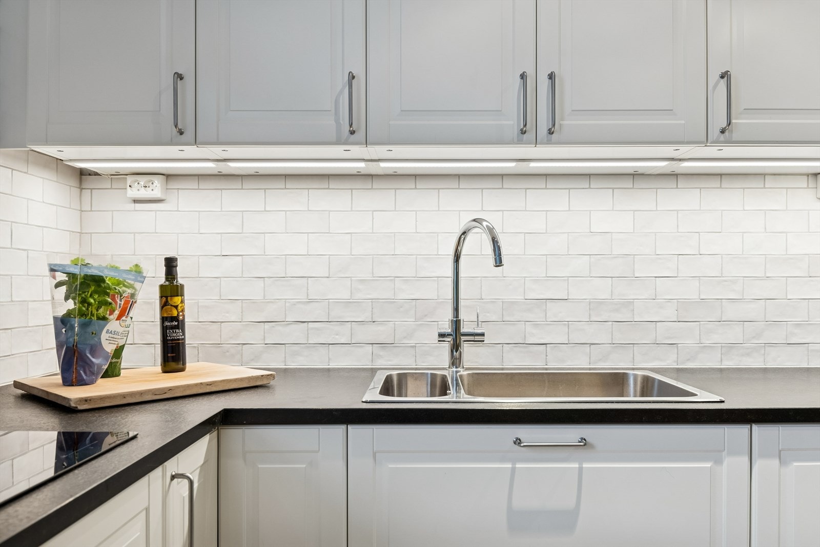 Benkeplaten er i stein, og det er lagt fliser over benken for enkelt renhold. Galleribilde