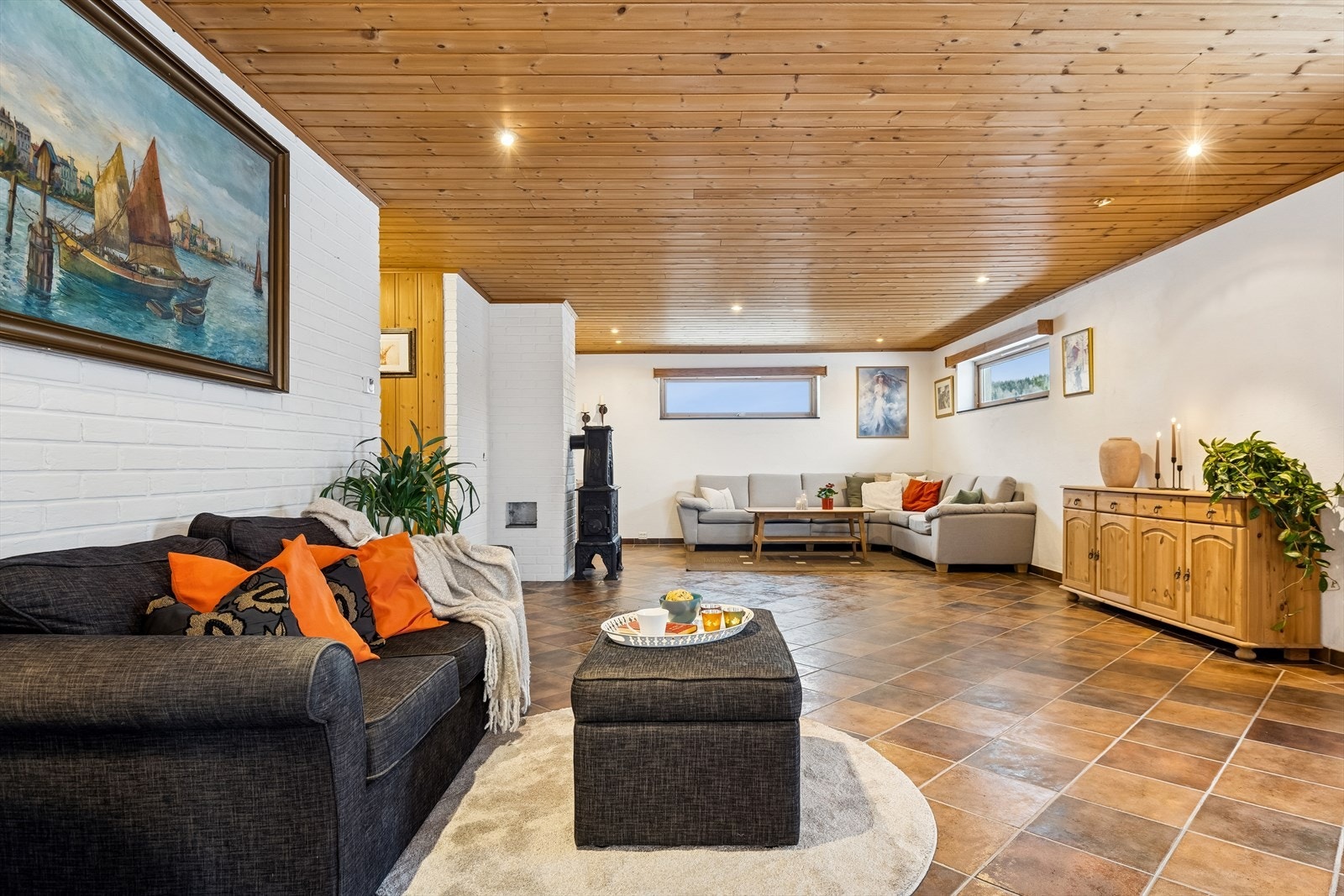 Stuen har varierte overflater med blant annet murt forblending på vegger og trepanel i taket. Galleribilde