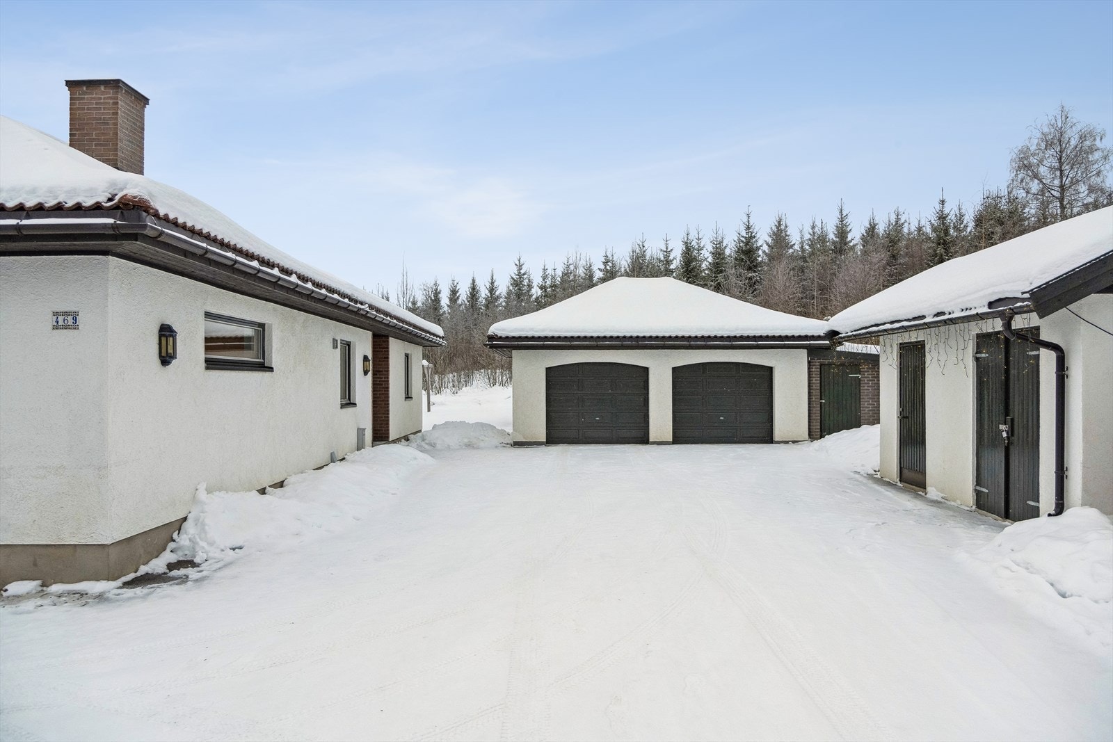 Garasjen har plass til to biler og en tilhørende bod for ekstra lagring. Galleribilde