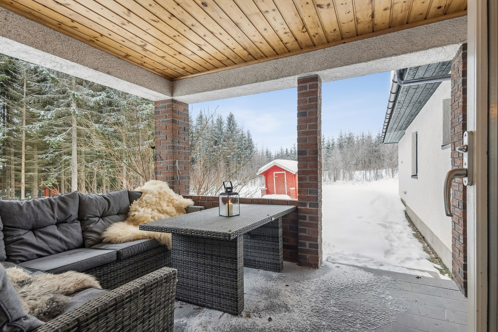Den overbygde terrassen gir en lun og skjermet uteplass med plass til sittegruppe. Galleribilde