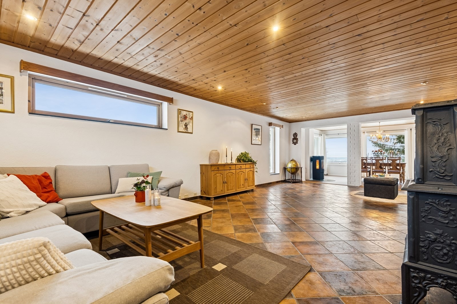 Den store stuen har god plass til flere sittegrupper og stort spisebord - flere gode møbleringsmuligheter Galleribilde