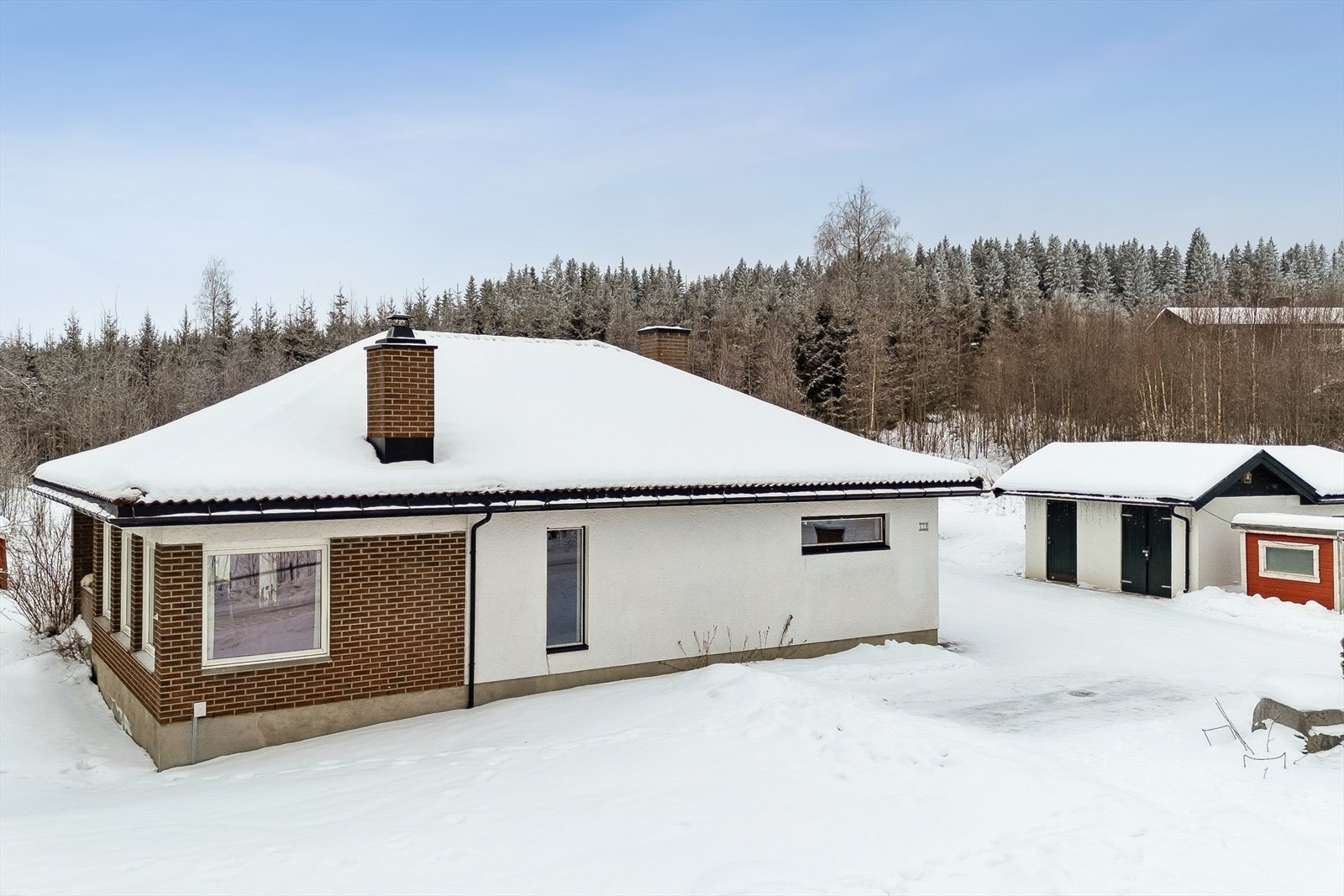 Uthuset er innredet som lager og hobbyrom, og gir mange bruksmuligheter. Galleribilde