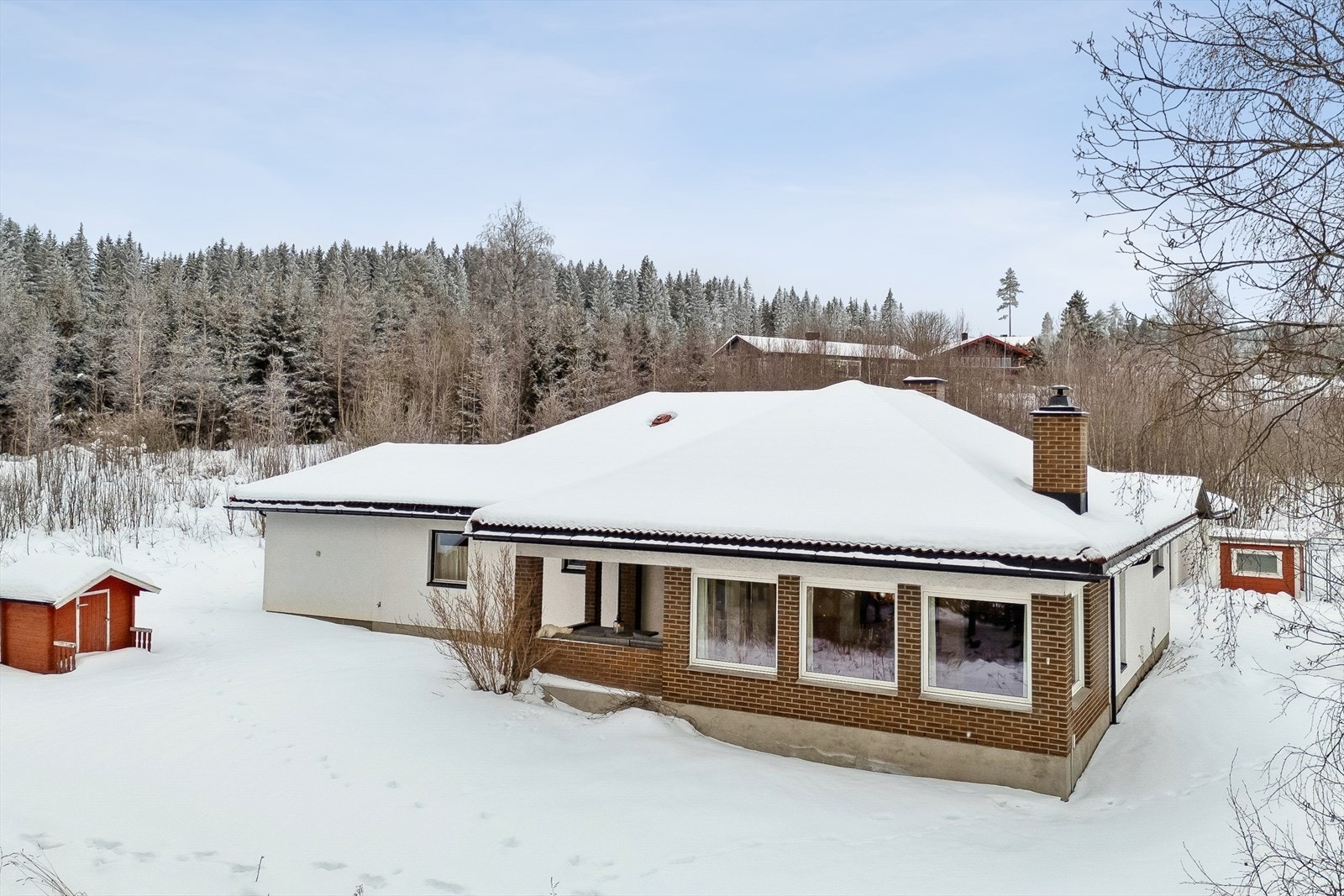 Boligens bakside har en sørvendt, overbygget terrasse på 24 m². Galleribilde