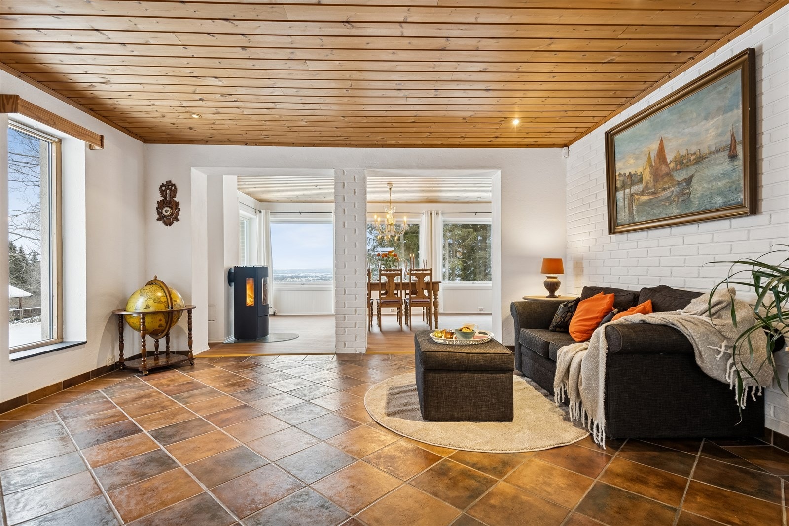 Åpen løsning mellom stue og spisestue skaper en sosial og luftig sone. Galleribilde