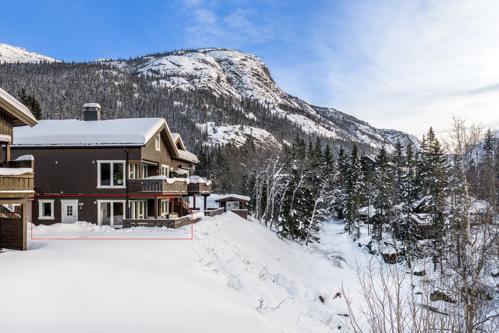 Sommerstid er det pent opparbeidet grøntområder mellom enhetene. Galleribilde