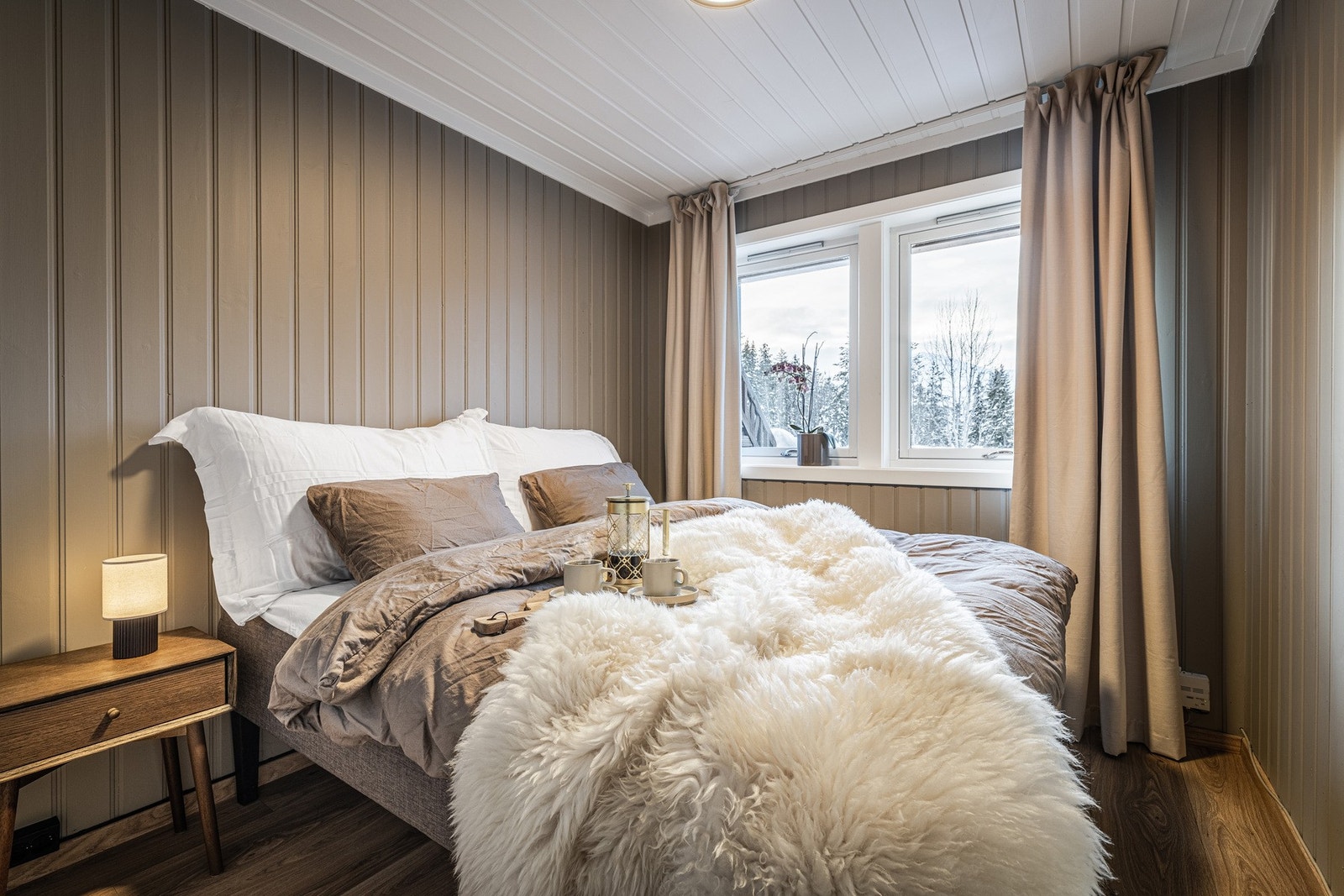 Et behagelig soverom med naturen rett utenfor vinduet. Galleribilde